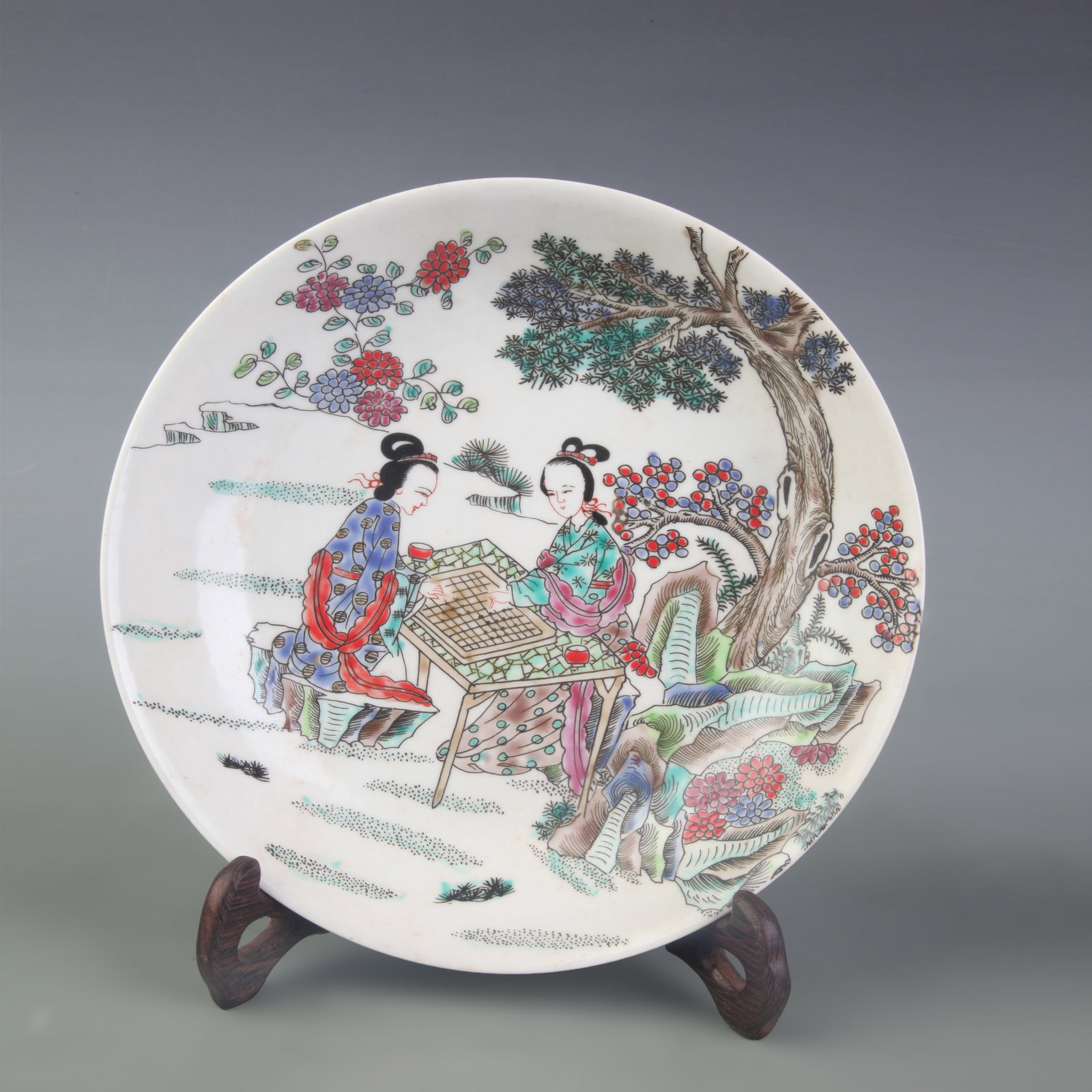 FAMILLE ROSE FIGURE-PATTERNED PORCELAIN PLATE (1 of 5)