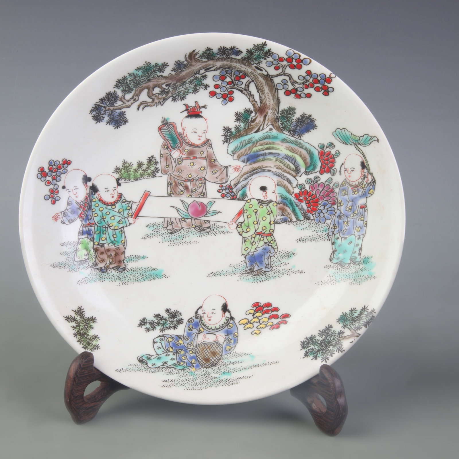 FAMILLE ROSE FIGURE-PATTERNED PORCELAIN PLATE (1 of 5)