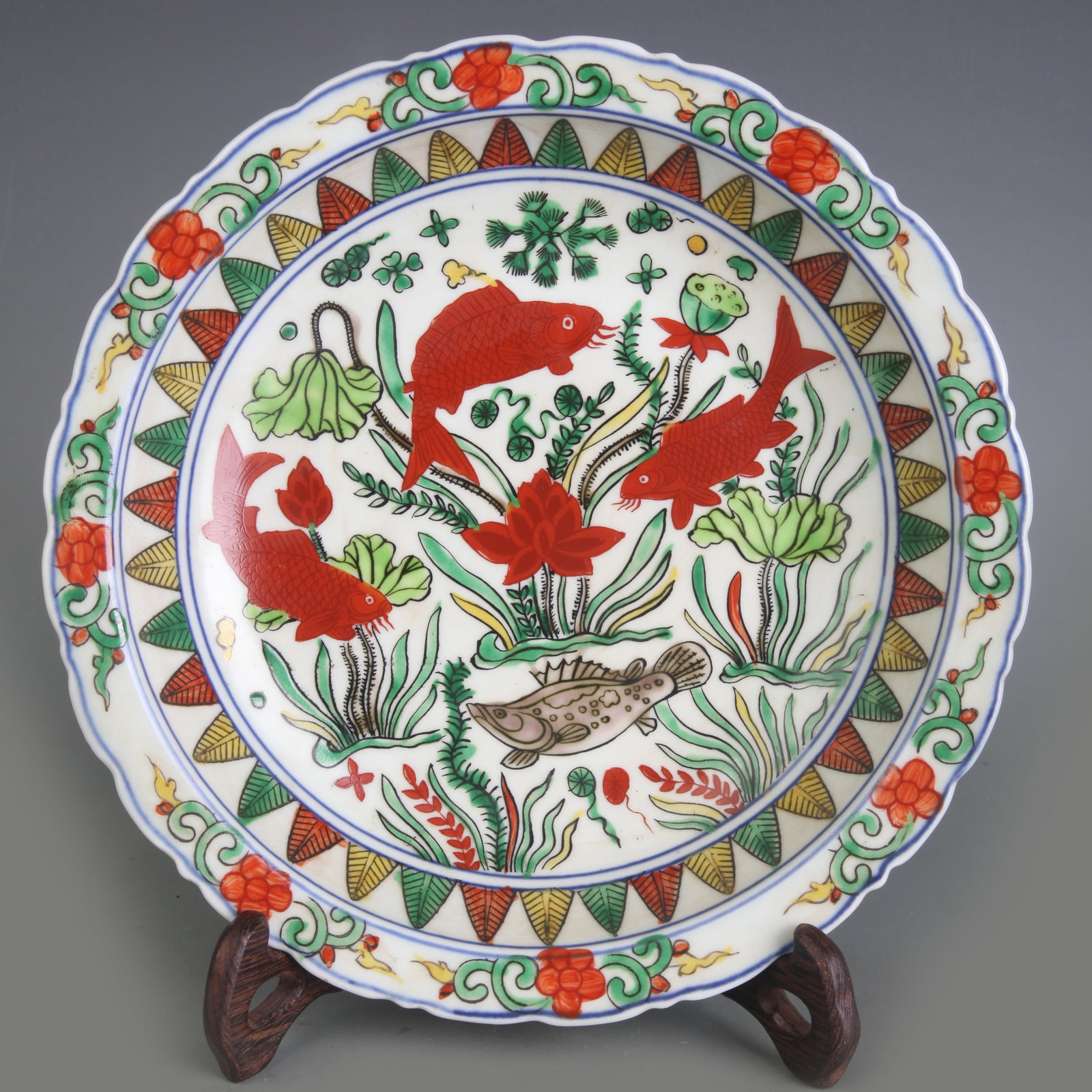 A CHINESE FAMILLE-VERTE 'FISH POND' LOBED DISH: Ming Dynasty Style Wang Li Period; Diameter: 8.7 inch; High: 1.9 inch; wooden base for picture and display purpose only.
