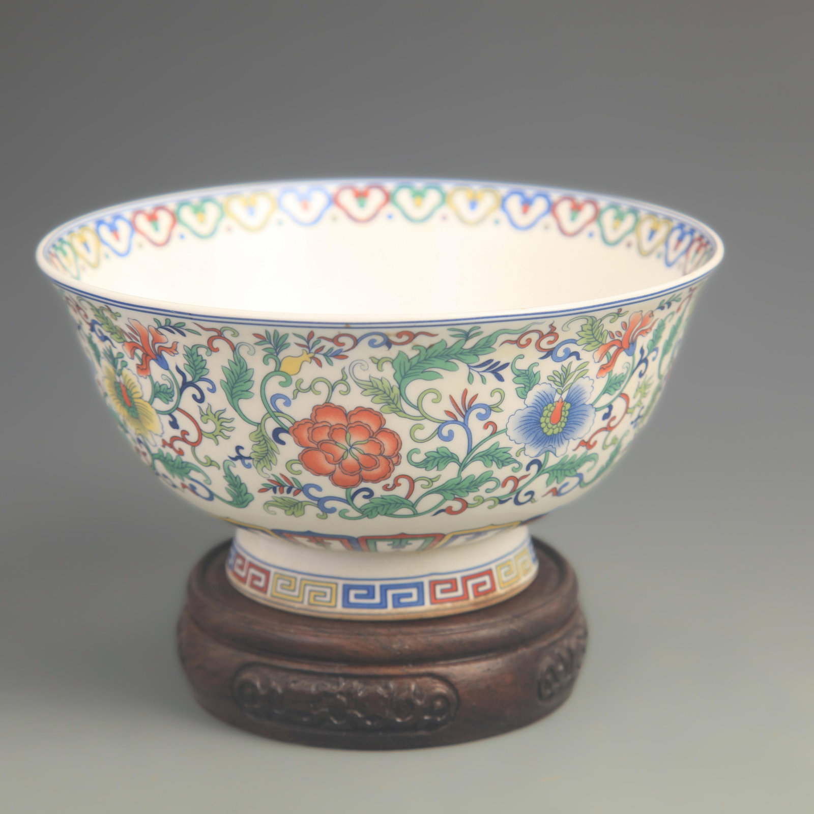 A FINE FAMILLE ROSE FLOWER PORCELAIN BOWL: Qing Dynasty Qian Long Period; Diameter: 6.10 inch; High: 2.7 inch; wooden base for picture and display purpose only.