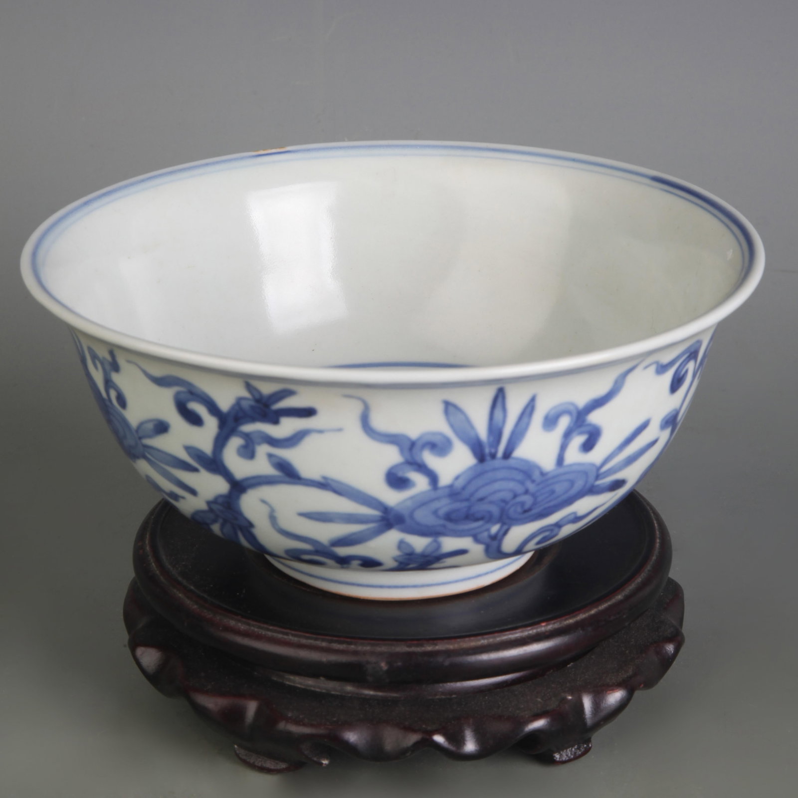 BLUE AND WHITE FLORAL PATTERN PORCELAIN BOWL: Ming Dynasty Style Wan Li Period; Diameter: 6.4 inch; High: 2.8 inch; wooden base for picture and display purpose only.