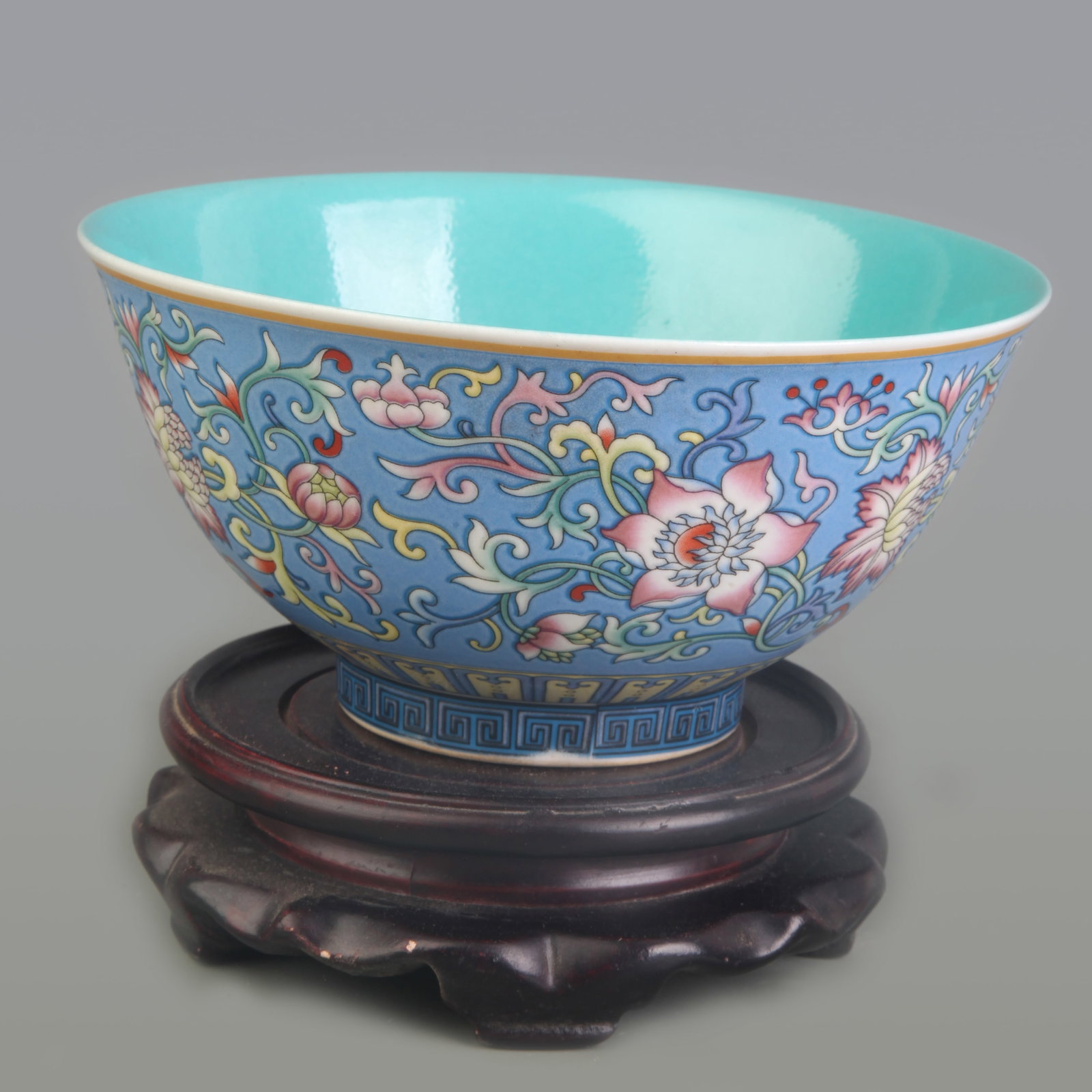 A FAMILLE-ROSE FLORAL PATTERN PORCELAIN BOWL: Qing Dynasty Yong Zheng Period; Diameter: 6.5 inch; High: 3.2 inch; wooden base for picture and display purpose only.