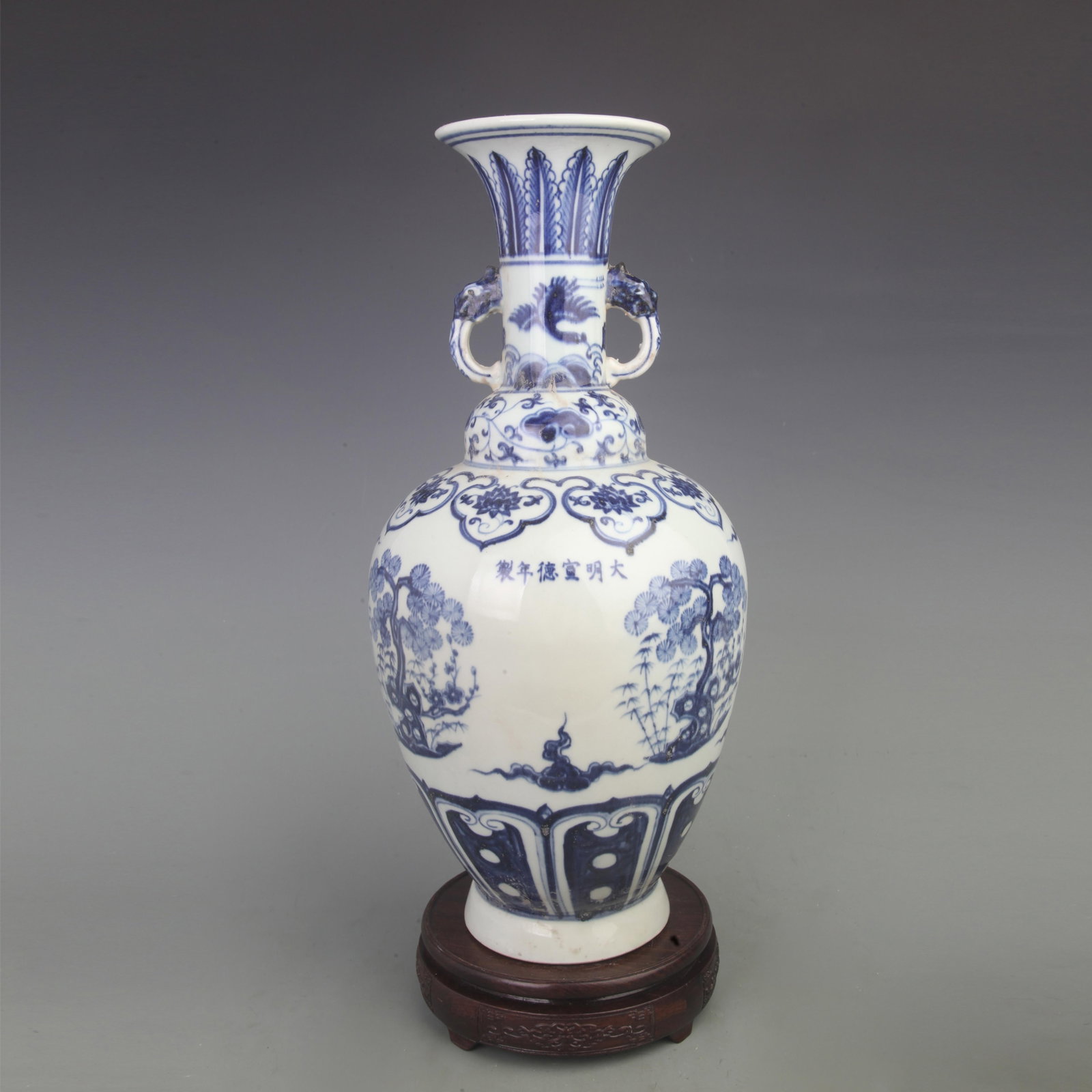 BLUE AND WHITE COLOR FLOWER PATTERN PORCELAIN VASE: Ming Dynasty Xuan De Period: Diameter: 7.5 inch; High: 16.5 inch; wooden base for picture and display purpose only.