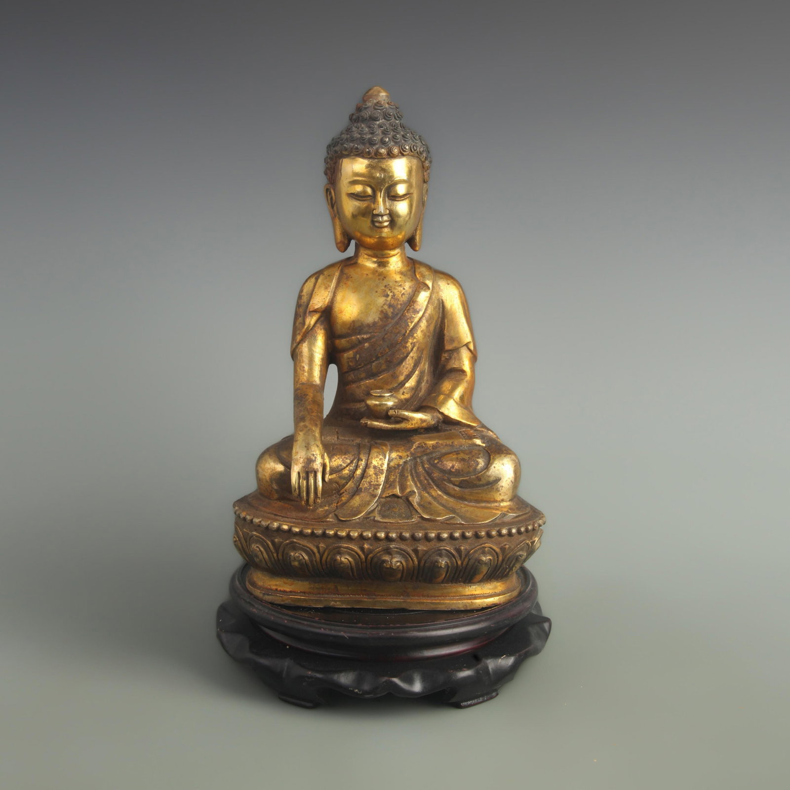 A FINE GILT BRONZE GUAN DE BUDDHA STATUE: 20th Century, High: 11.5 inch; Width: 4.60 inch; Long: 6.30 inch; wooden base for picture and display purpose only.