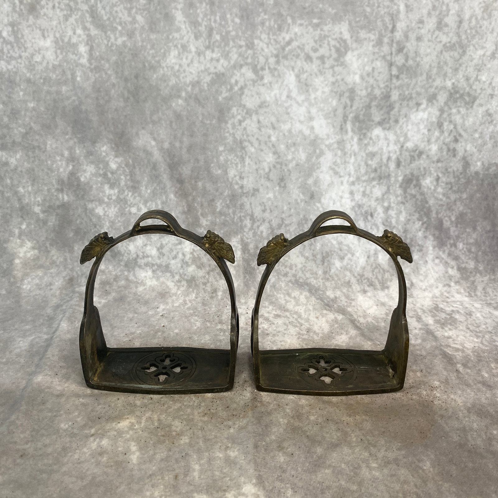 PAIR OF FINE ANQITUES BRONZE HORSE STIRRUPS: Republic Period; Long: 4.9 inch; Width:2.5 inch; High: 5.7 inch;