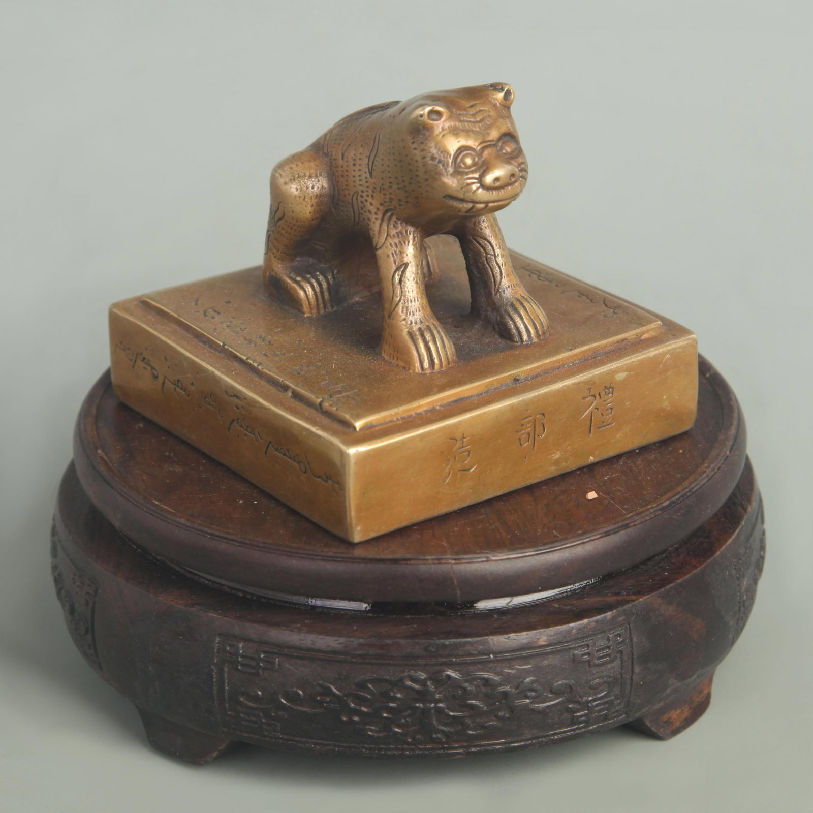A BRONZE ANIMAL SEAL OF A COMMANDER OF THE PLAIN YELLOW BANNER: 19th Century; High: 3.00 inch; Width: 3.25 inch; wooden base for picture and display purpose only.