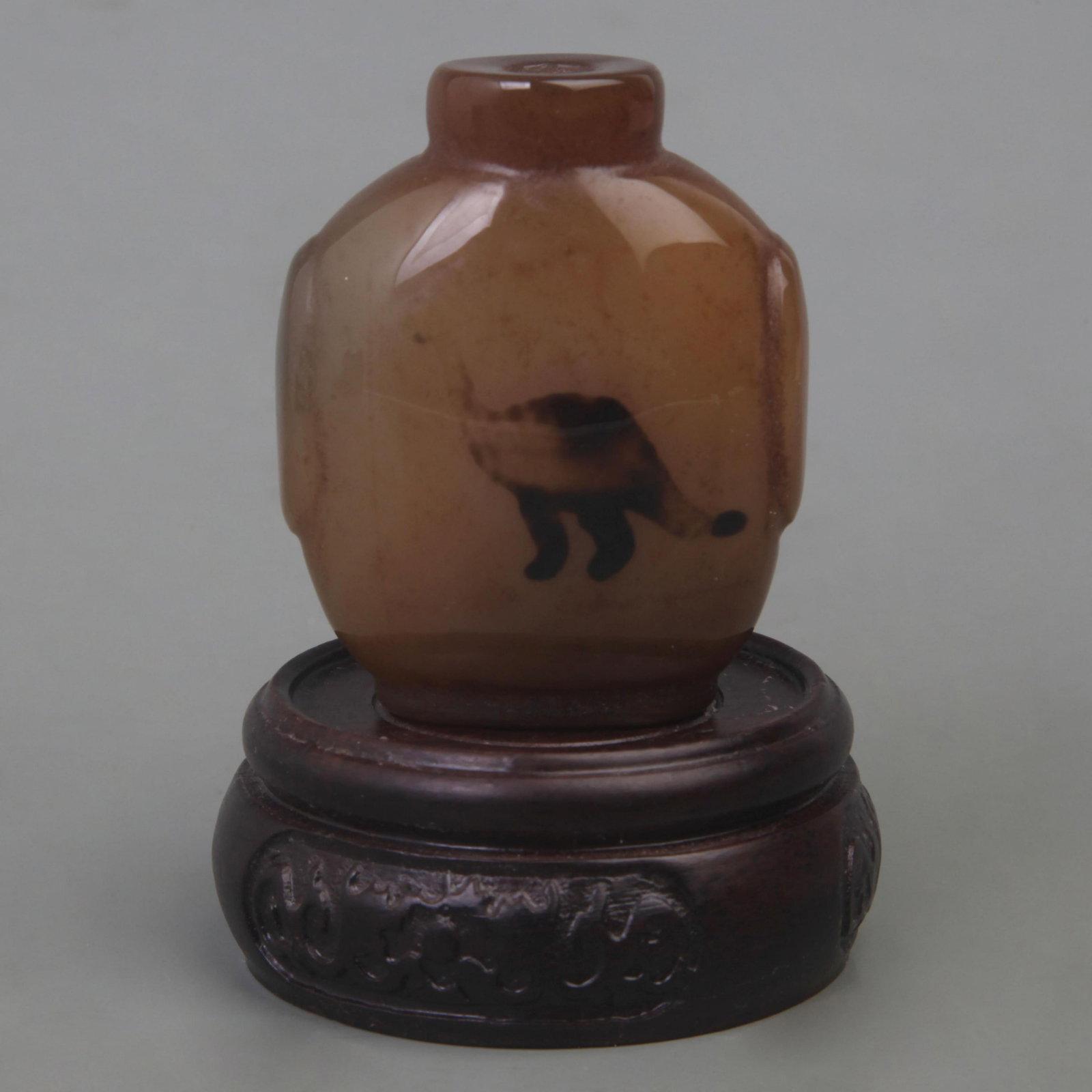 GLASS SNUFF BOTTLE WITH AGATE IMITATION ???INOSAUR VEIN??PATTERN: Qing Dynasty; High: 2.1 inch; Width: 1.8 inch; Diameter: 0.8 inch; wooden base for picture and display purpose only.