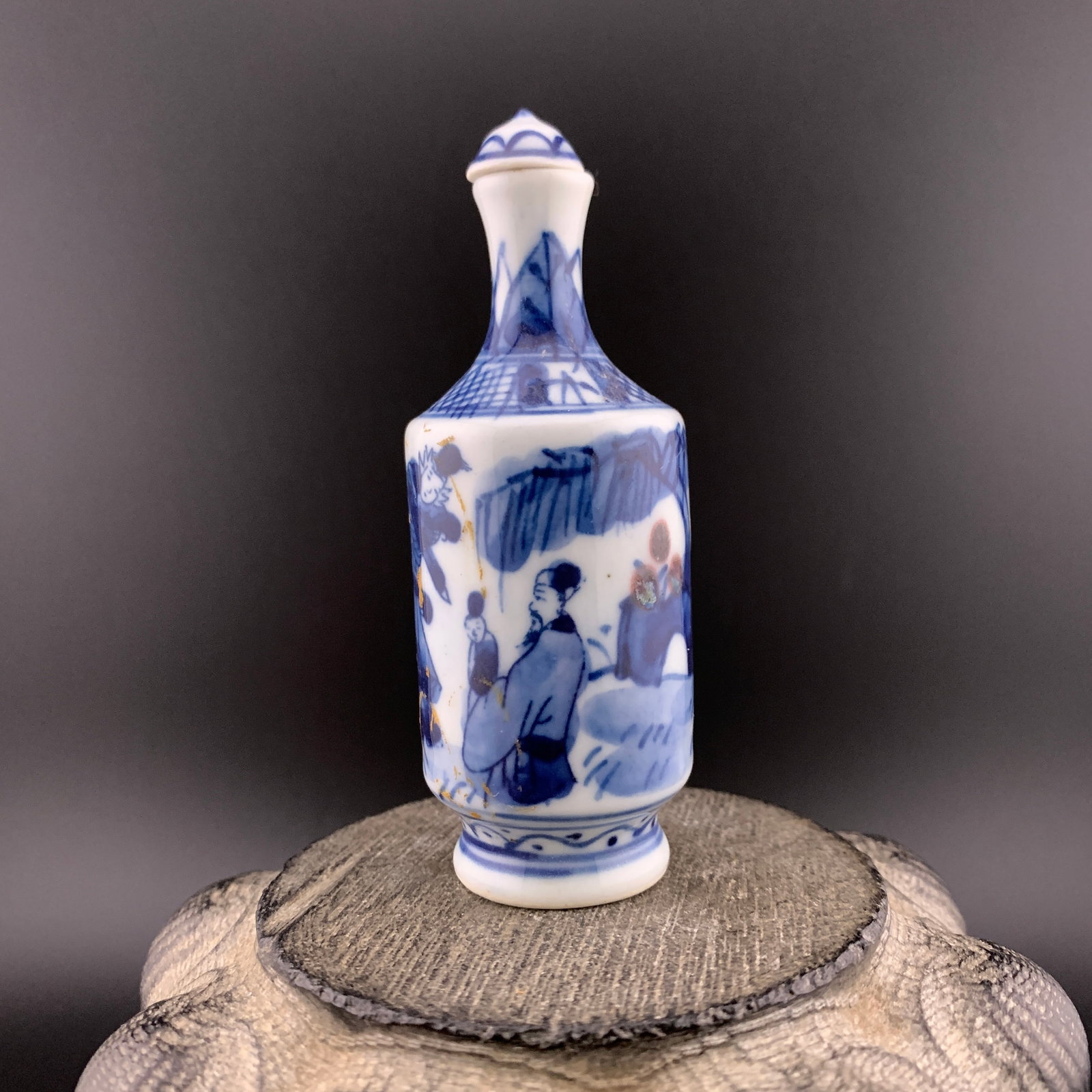 A FINE BLUE AND WHITE CHARACTER PATTERN PORCELAIN SNUFF BOTTLE (1 of 6)