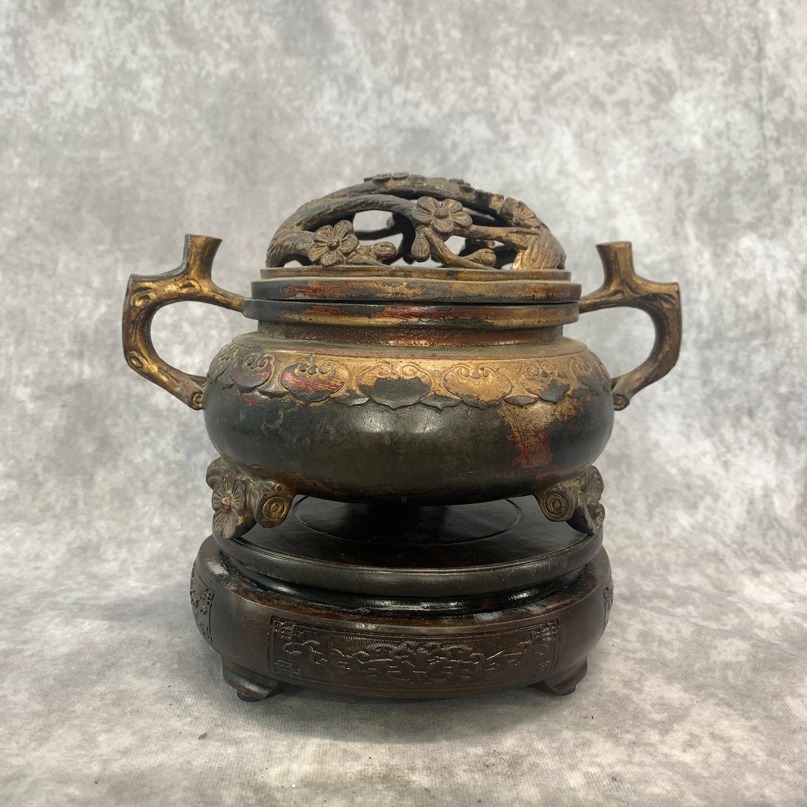 A CHINESE PARCEL-GILT AND PATINATED BRONZE 'BAMBOO AND CICADA' TRIPOD INCENSE BURNER AND COVER: Long: 8.7 inch; Width:6.2 inch; High: 5.6 inch; wooden base for picture and display purpose only.