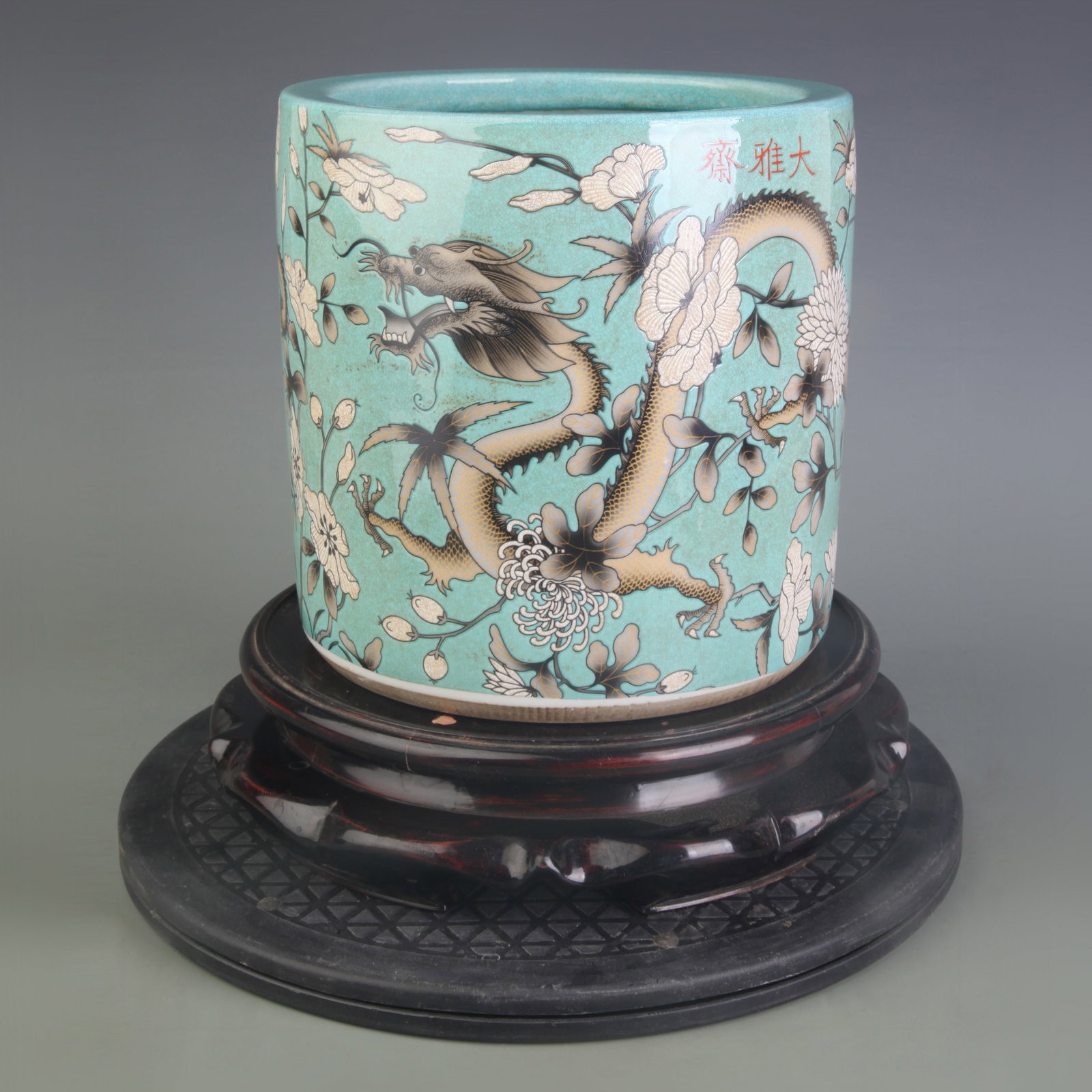 FAMILLE ROSE GREEN GROUND DRAGON PATTERN PEN HOLDER: Qing Dynasty; Diameter: 7.6 inch; High: 7.6 inch; wooden base for picture and display purpose only.