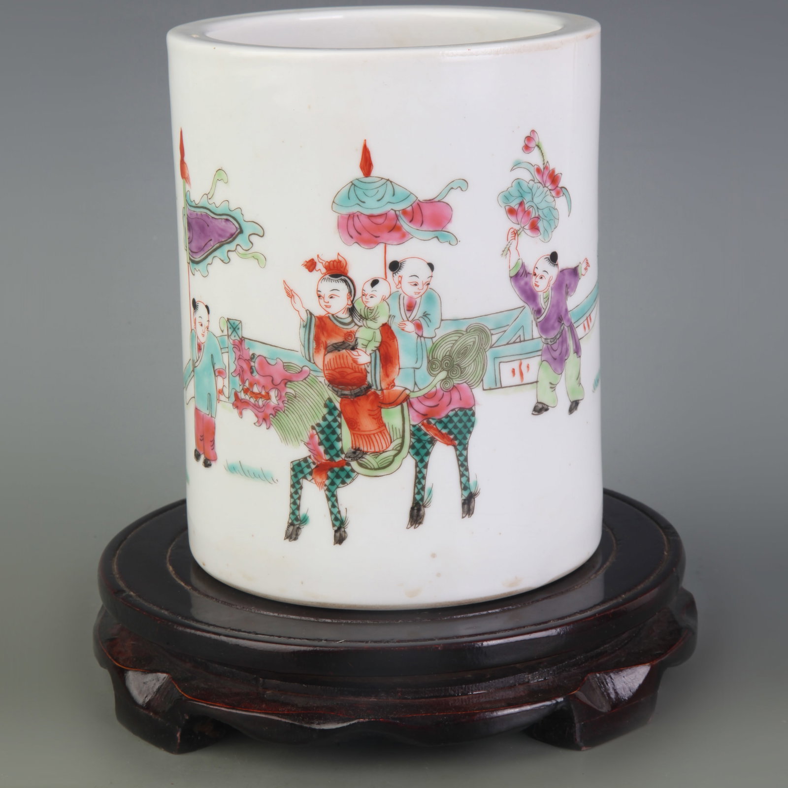 A FAMILLE ROSE BRUSH POT DECORATED WITH CHARACTER: Qing Dynasty; Diameter: 4.8 inch; High: 6.0 inch; wooden base for picture and display purpose only.