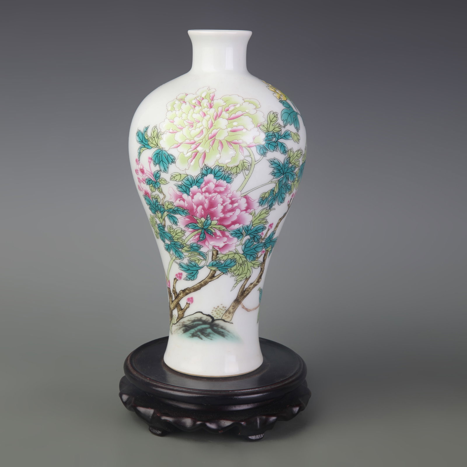 FAMILLE ROSE MEI PING STYLE PORCELAIN VASE WITH FLORAL DESIGN: Qing Dynasty Qian Long Period; Diameter: 2.6 inch; High:8.7 inch; wooden base for picture and display purpose only.