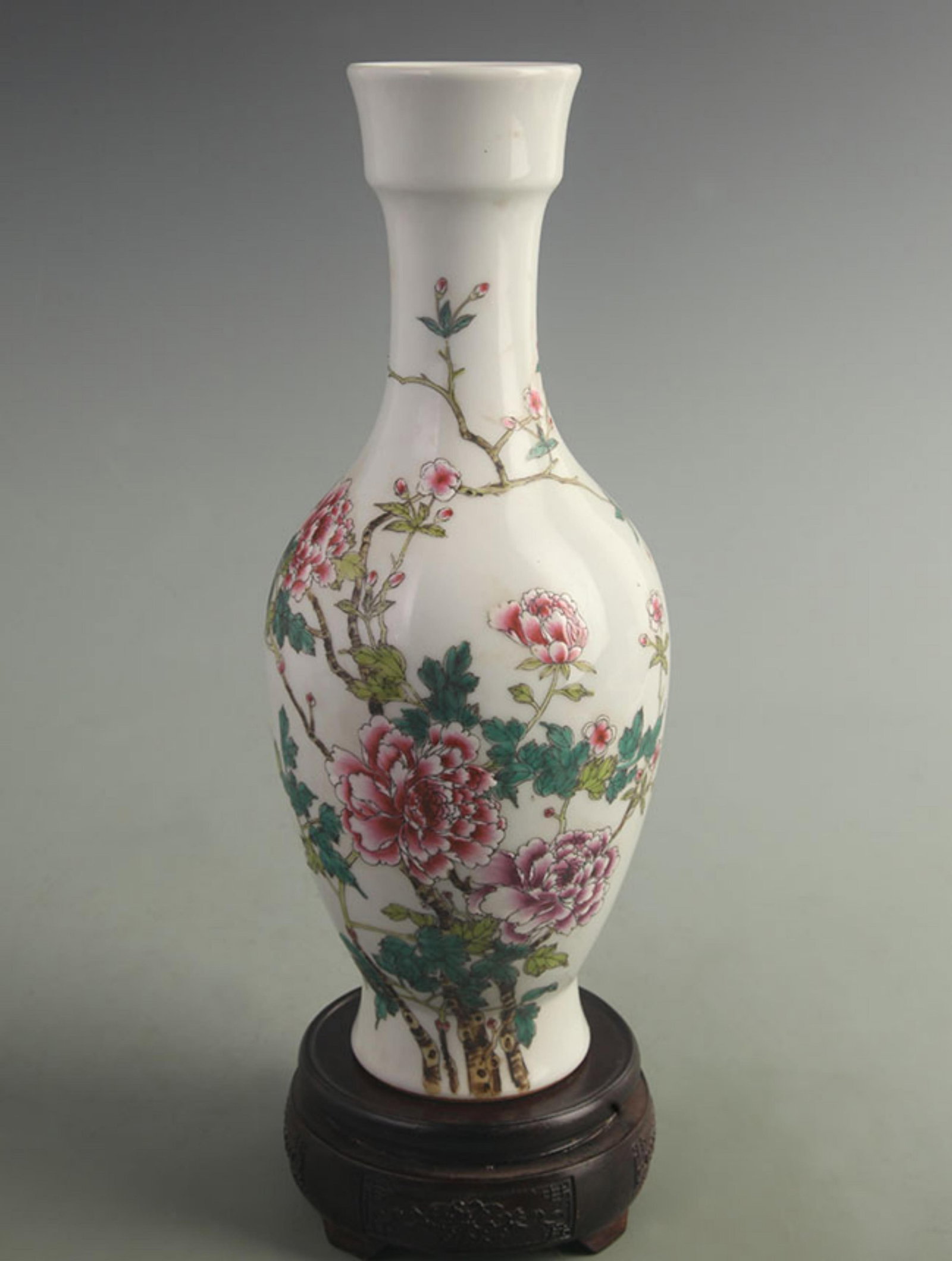A FINE FAMILLE ROSE FLOWERING PATTERN PORCELAIN VASE: Qing Dynasty Kang Xi Period; High: 12.0 inch; Width: 4.80 inch; wooden base for picture and display purpose only.