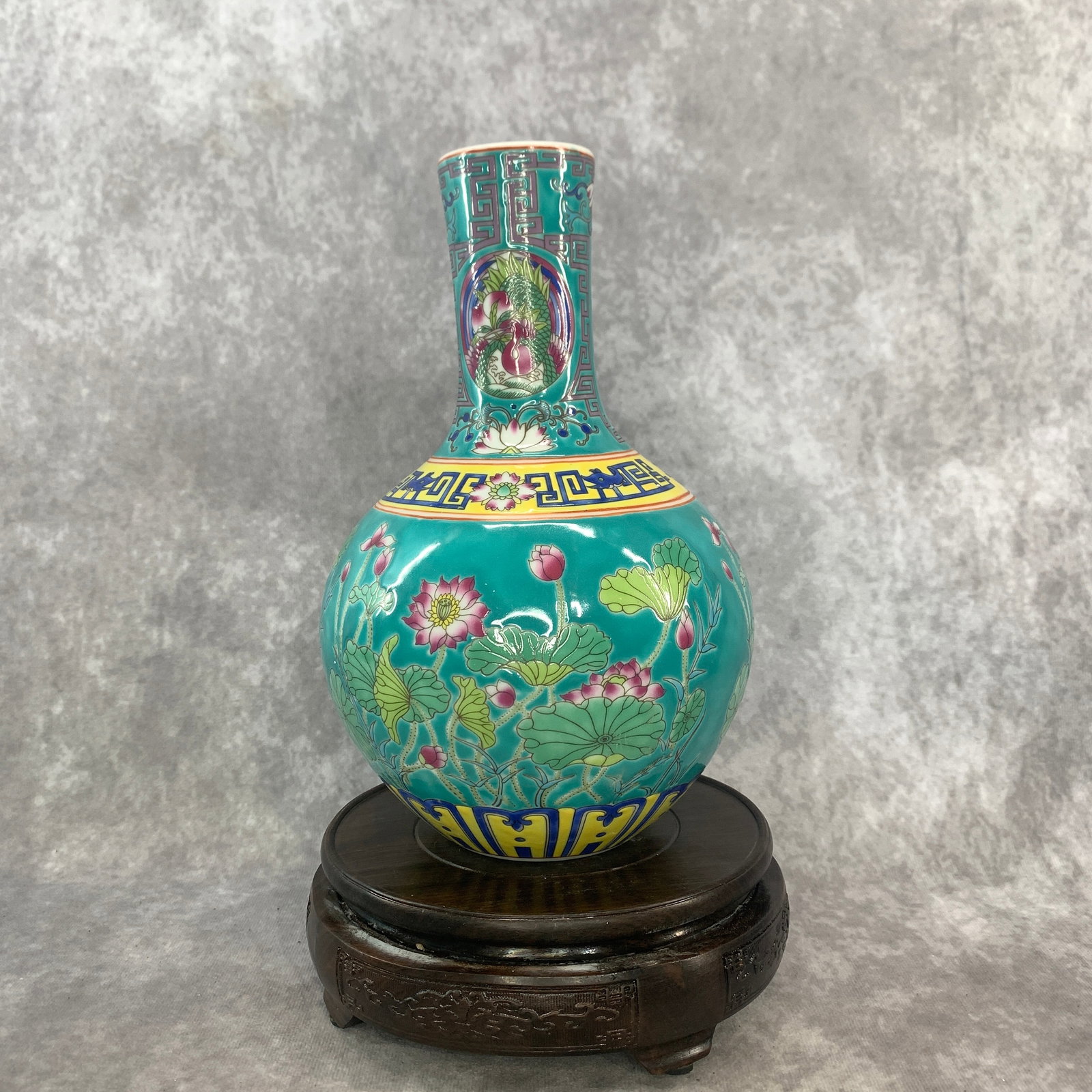 A FINE FAMILLE ROSE ENAMEL COLOR PORCELAIN VASE: Qing Dynasty Qian Long Period; High: 9 inch; Diameter: 5.8 inch; wooden base for picture and display purpose only.