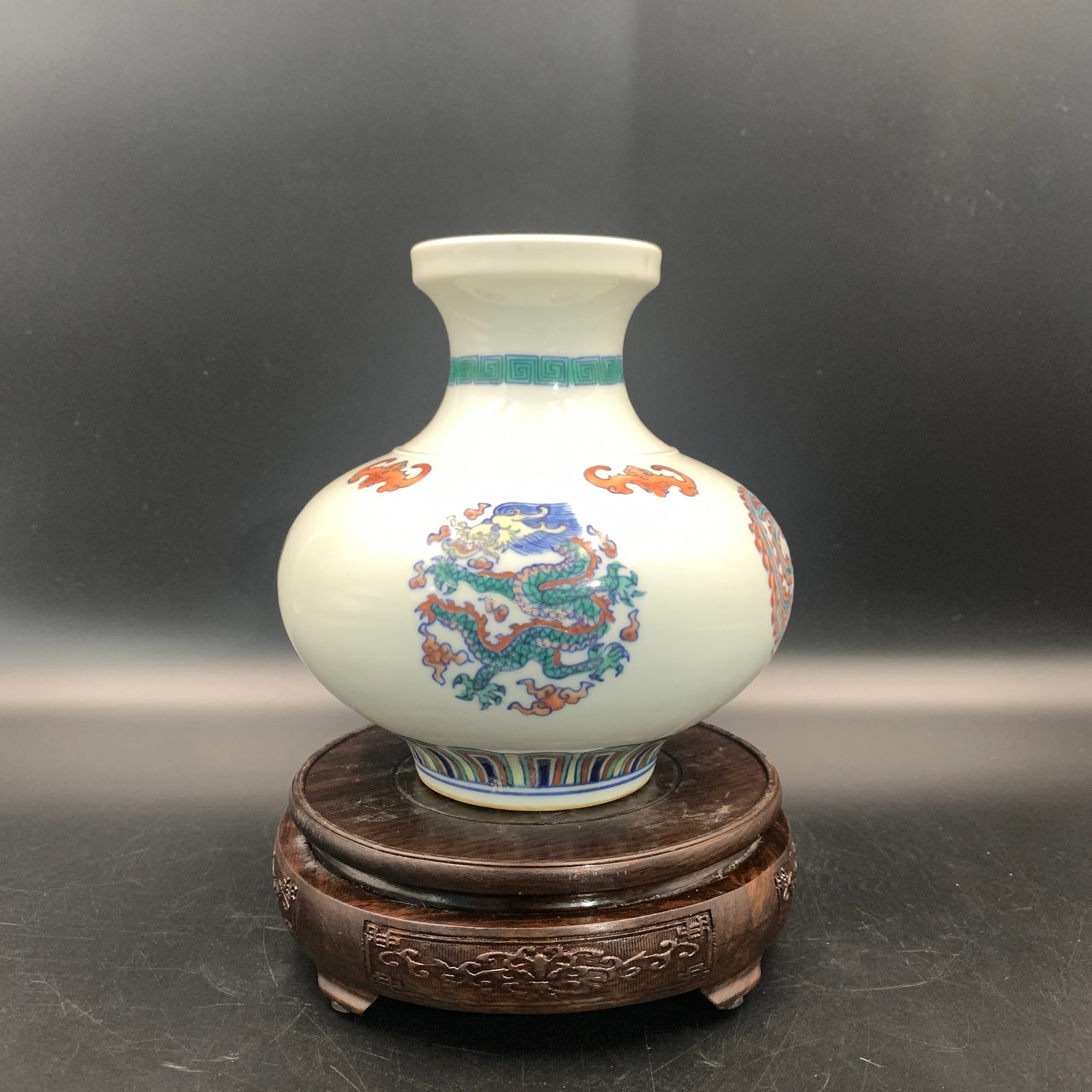 A FINE WUCAI DRAGON MEDALLION WATER COUPE: Qing Dynasty; High: 6.5 inch; Diameter: 6.3 inch; wooden base for picture and display purpose only.