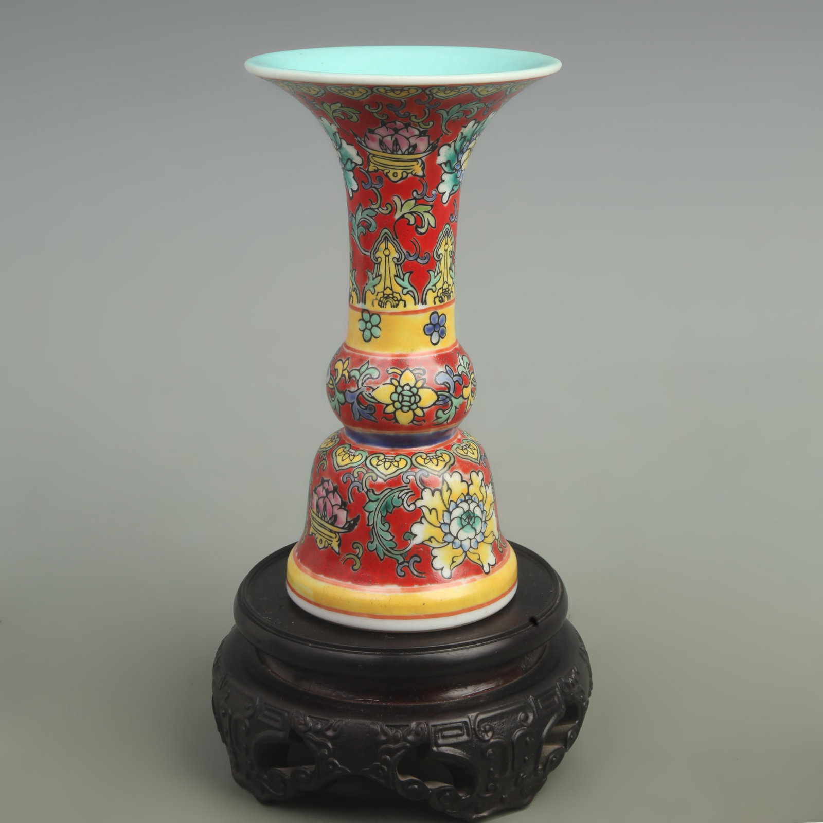 FAMILLE-ROSE BRIGHT RED COLOR GROUND FLORAL PATTERN PORCELAIN VASE: Qing Dynasty Qian Long Period; High: 8 inch; Diameter: 4.5 inch; wooden base for picture and display purpose only.