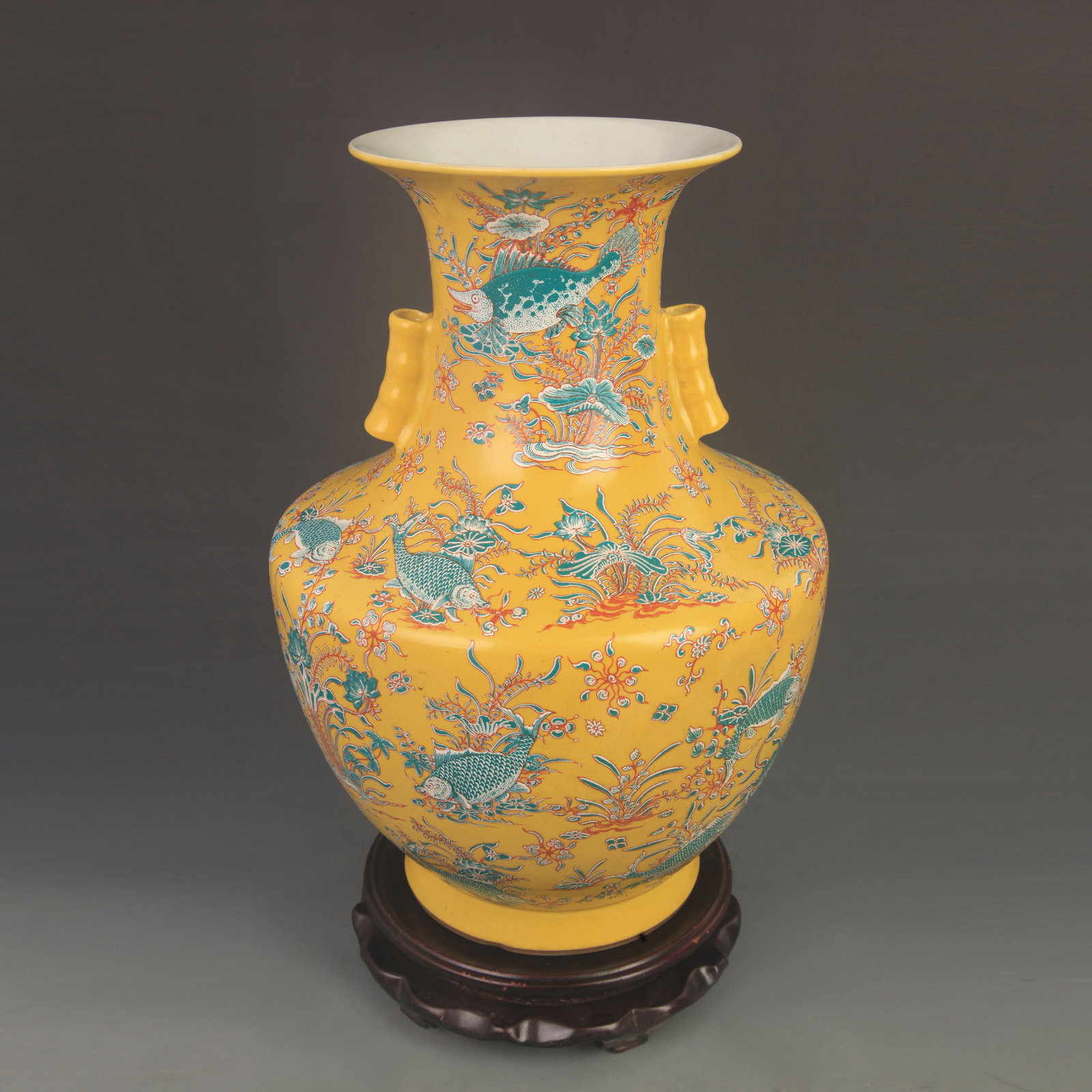 FAMILLE ROSE YELLOW GROUND FISH AND ALGAE PATTERN VASE WITH HANDLES: Qing Dynasty Kang Xi Period; High: 14.0 inch; Diameter: 9.30 inch; wooden base for picture and display purpose only.