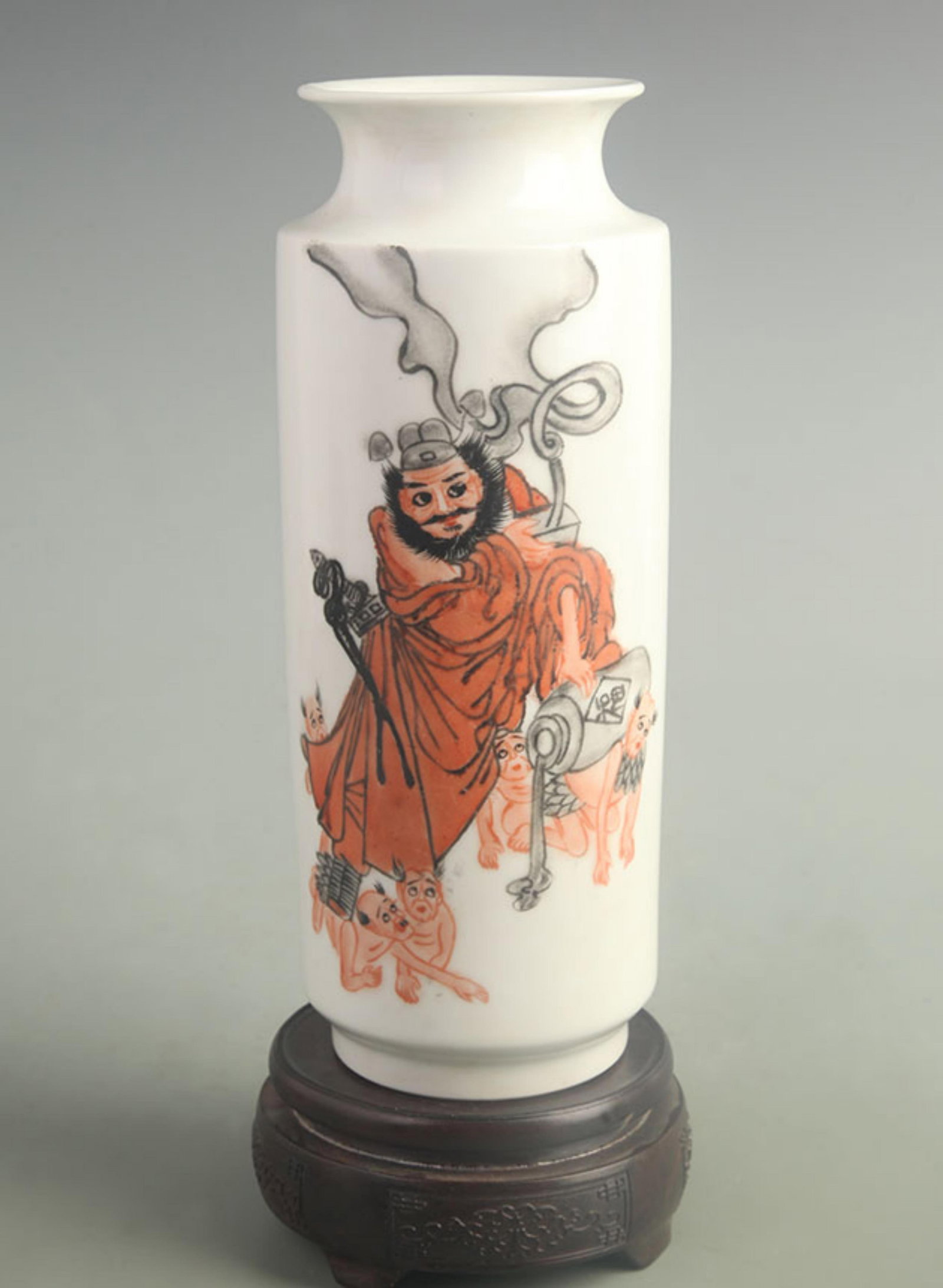 FAMILLE ROSE ROULEAU VASE DEPICTING ZHONG KUI: Qing Dynasty Qian Long Period; High: 10.1 inch; Width: 3.50 inch; wooden base for picture and display purpose only.