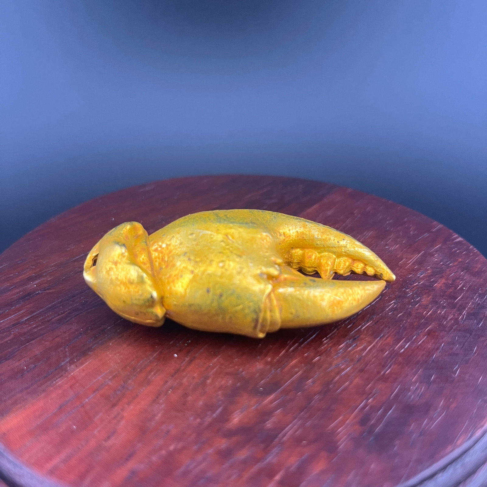 A SMALL GILT BRONZE CRAB CLAW FIGURE: Long: 2.6 inch; Width:1.2 inch; High: 0.73 inch; wooden base for picture and display purpose only.