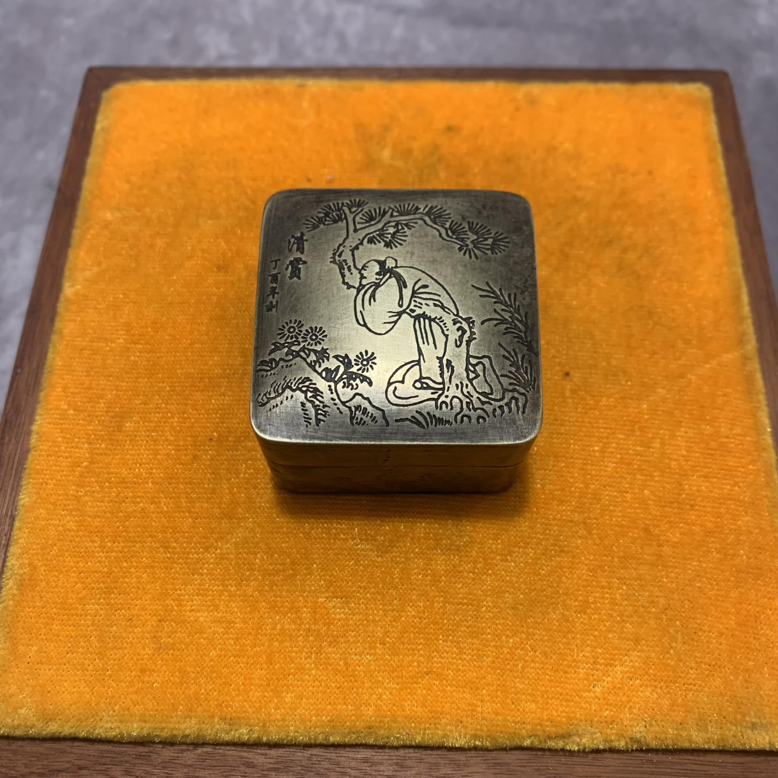 A FINELY CARVED BRONZE INK BOX: Republic Period; Long: 1.2 inch Width: 1.9 inch High: 1.9 inch; wooden base for picture and display purpose only.