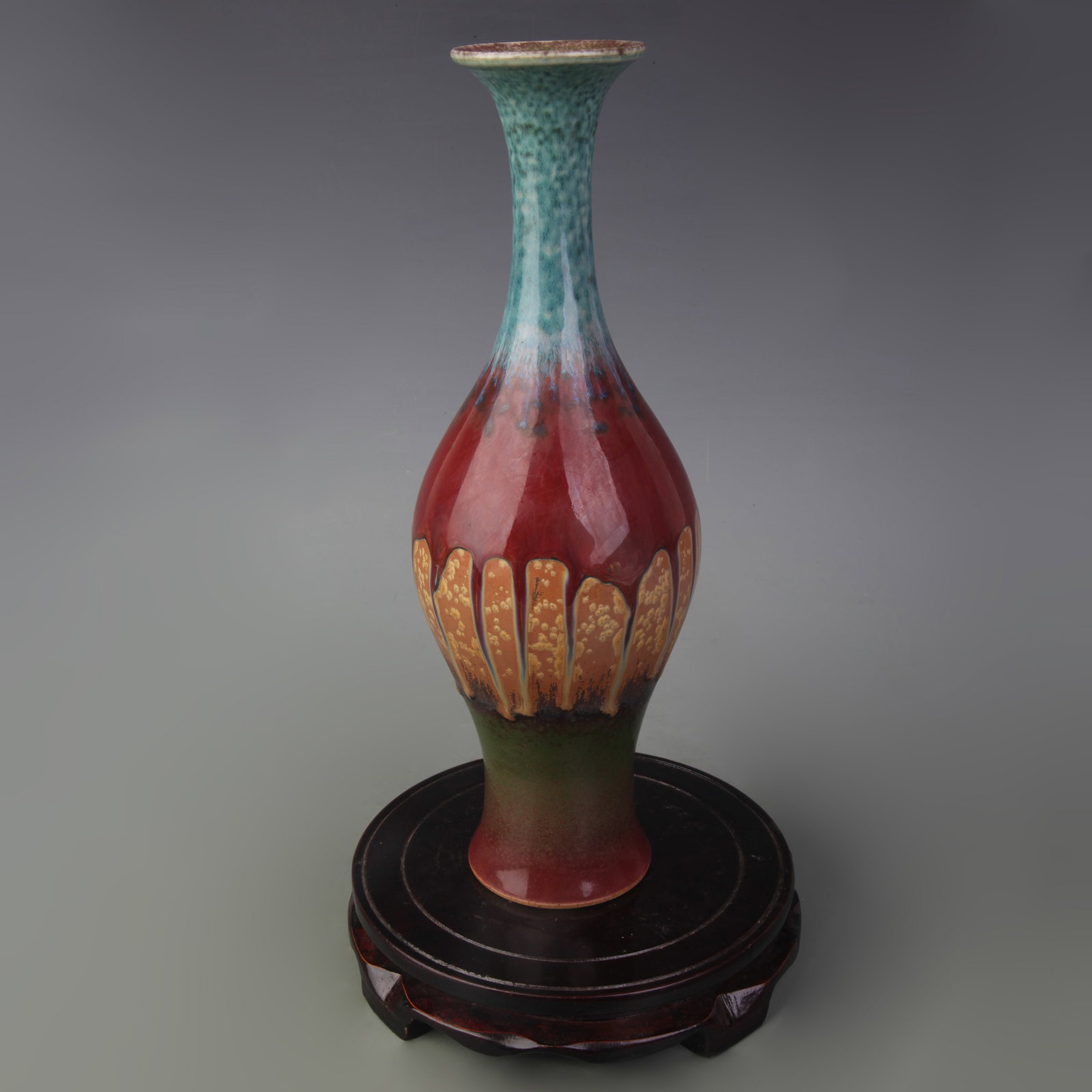 WUCAI TRANSMUTATION GLAZE FISHTAIL STYLE PORCELAIN VASE: Qing Dynasty Qian Long Period: High: 11.9 inch; wooden base for picture and display purpose only.