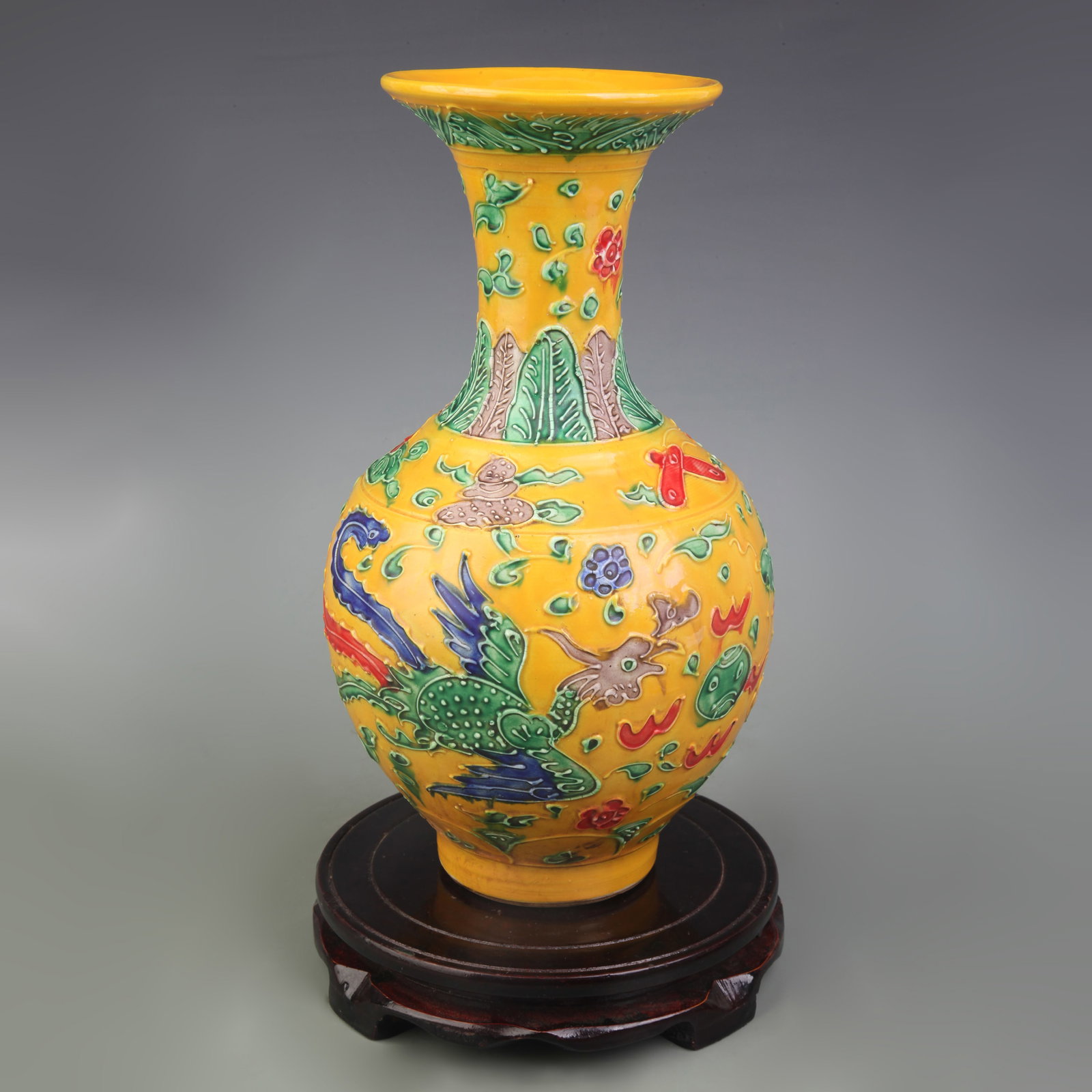 A FINE FAHUA ENAMEL DRAGON MOTIF PORCELAIN DISPLAY VASE: Ming Dynasty Hong Zhi Style; High: 11.1 inch; wooden base for picture and display purpose only.