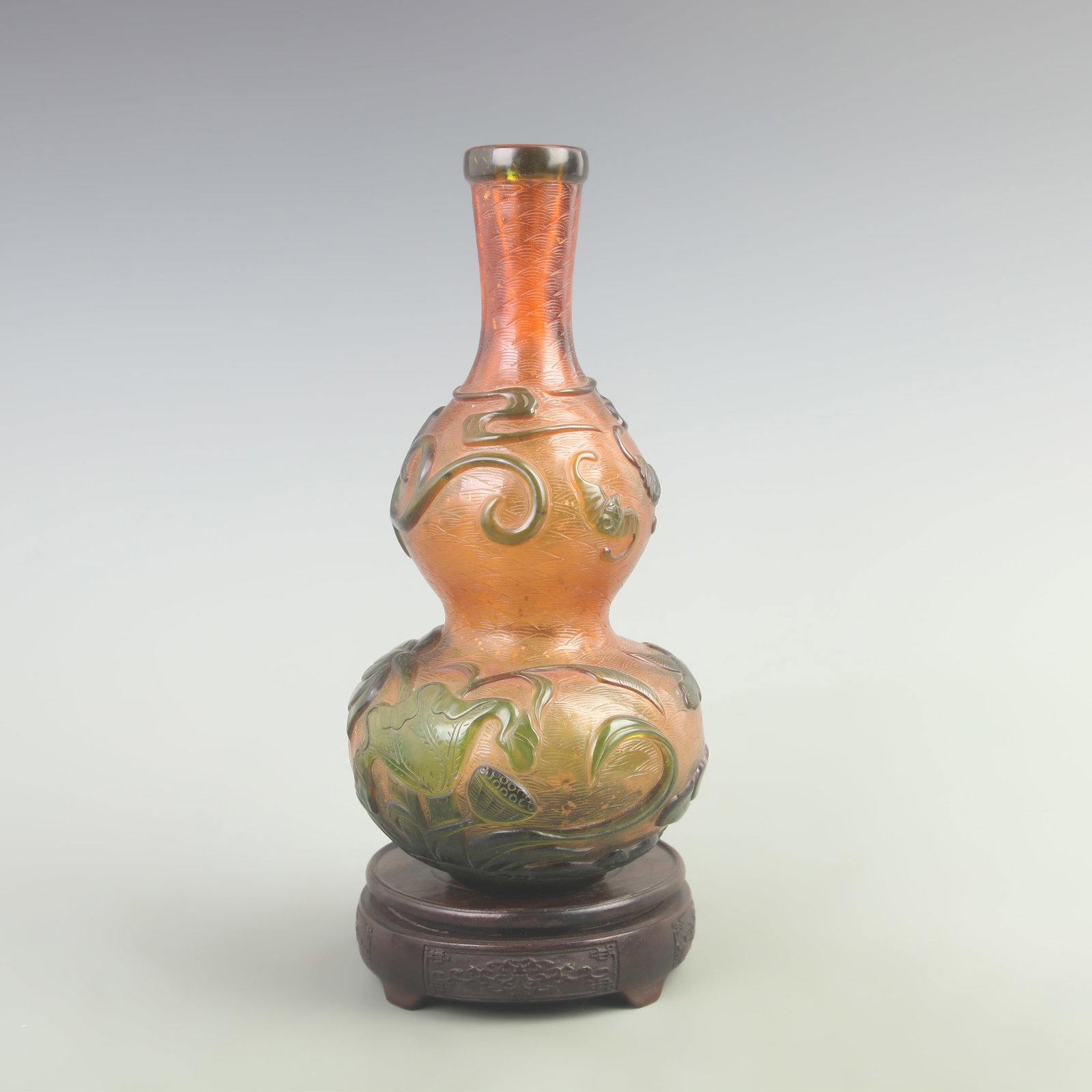 RARE FISH PATTERN CALABASH SHAPED GLASS BOTTLE: 19th Century, High: 11.2 inch; Diameter: 2.5 inch; wooden base for picture and display purpose only.