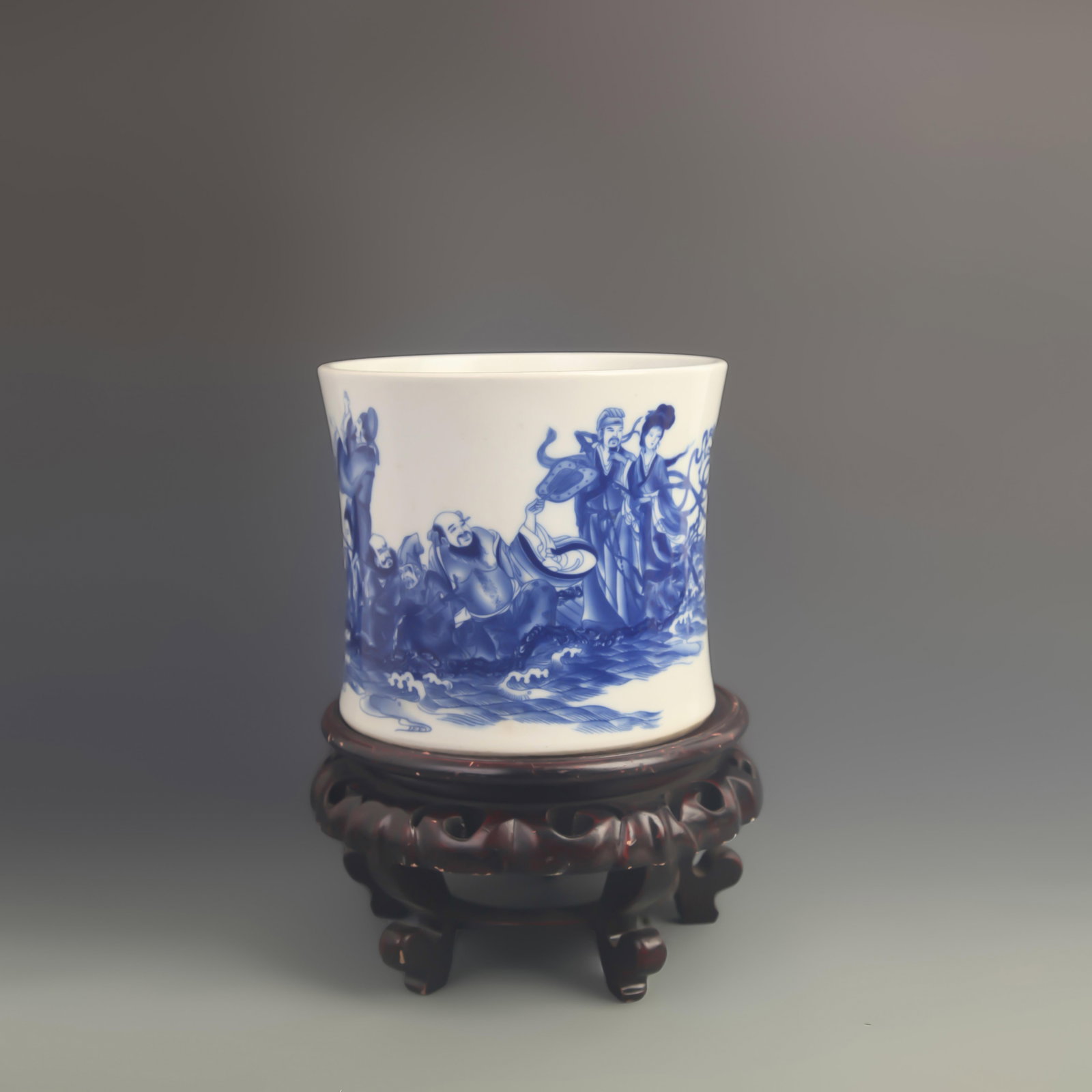 BLUE AND WHITE PATTERN EIGHT IMMORTALS PORCELAIN PEN HOLDER: Qing Dynasty Kang Xi Period; High: 7.20 inch; Diameter:8.00 inch; wooden base for picture and display purpose only.