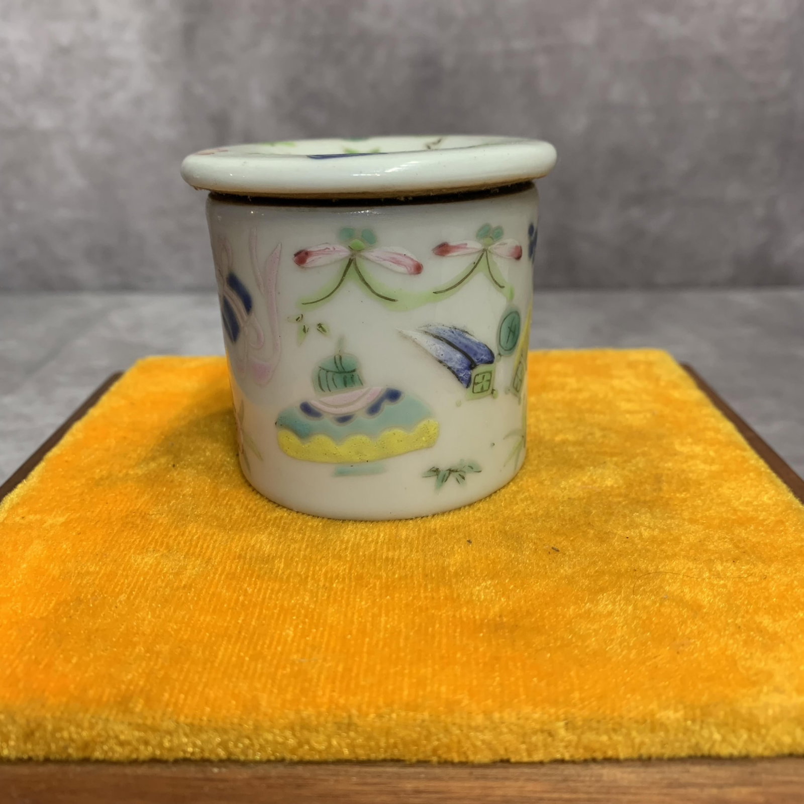 A FINE SMALL FAMILLE ROSE FLOWER PATTERN PORCELAIN BOX: Qing Dynasty; High: 2.3 inch; Diameter: 2.2 inch; wooden base for picture and display purpose only.