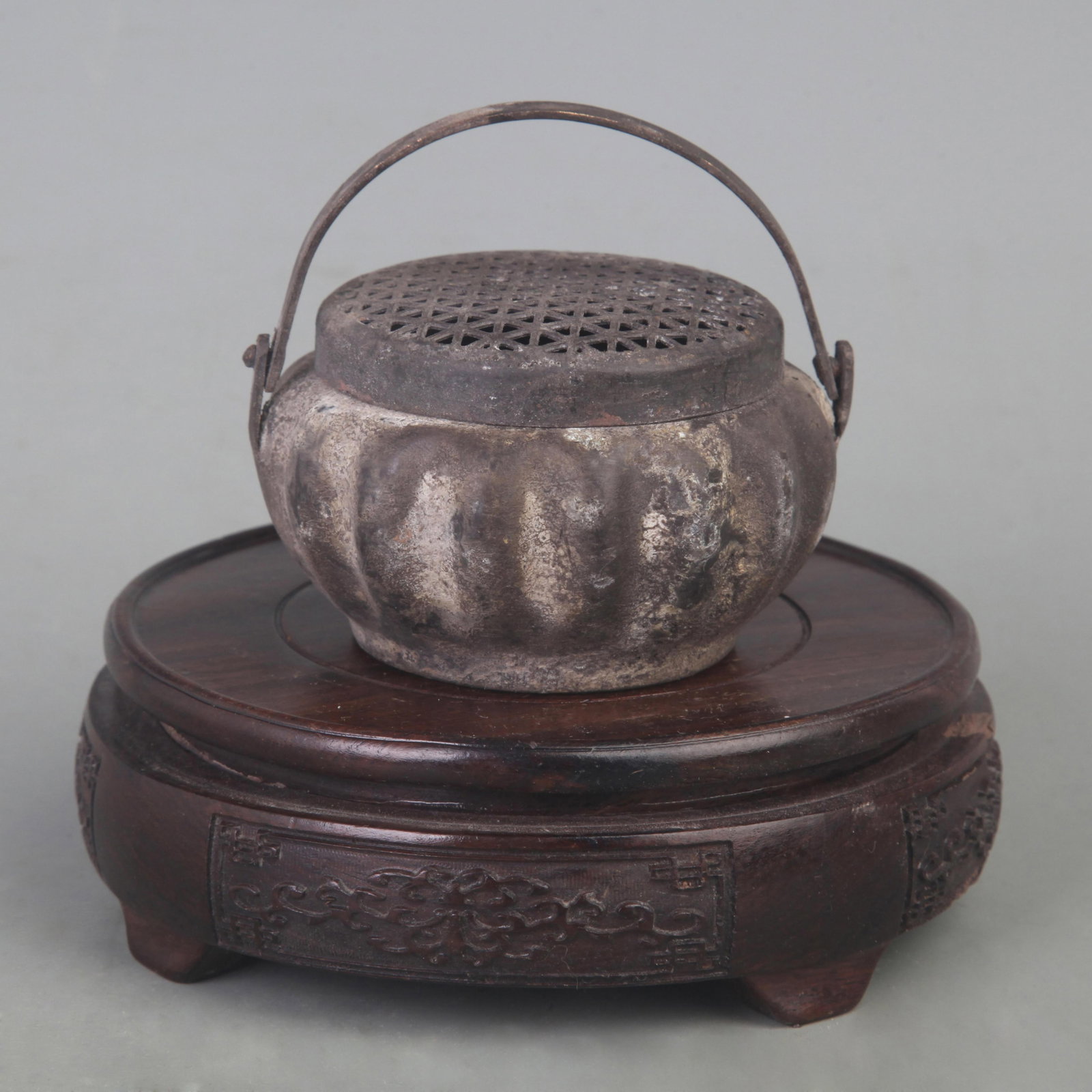 A FINE HOLLOW CARVING BRONZE INCENSE BURNER: Ming Dynasty Style; Diameter: 3.4 inch; High: 2.2 inch; wooden base for picture and display purpose only.