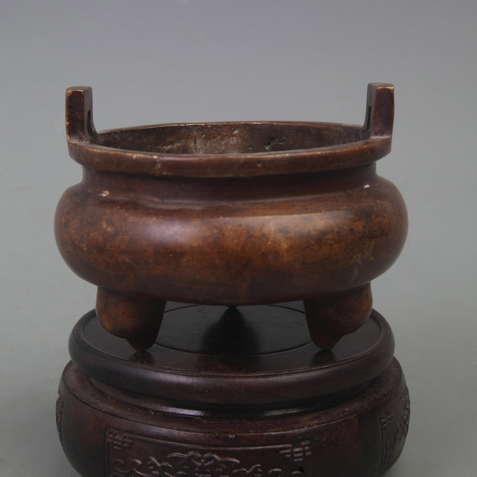 A FINE THREE FOOT BRONZE CENSER: Ming Dynasty Style, Diameter: 4.1 inch; High: 3.3 inch; wooden base for picture and display purpose only.
