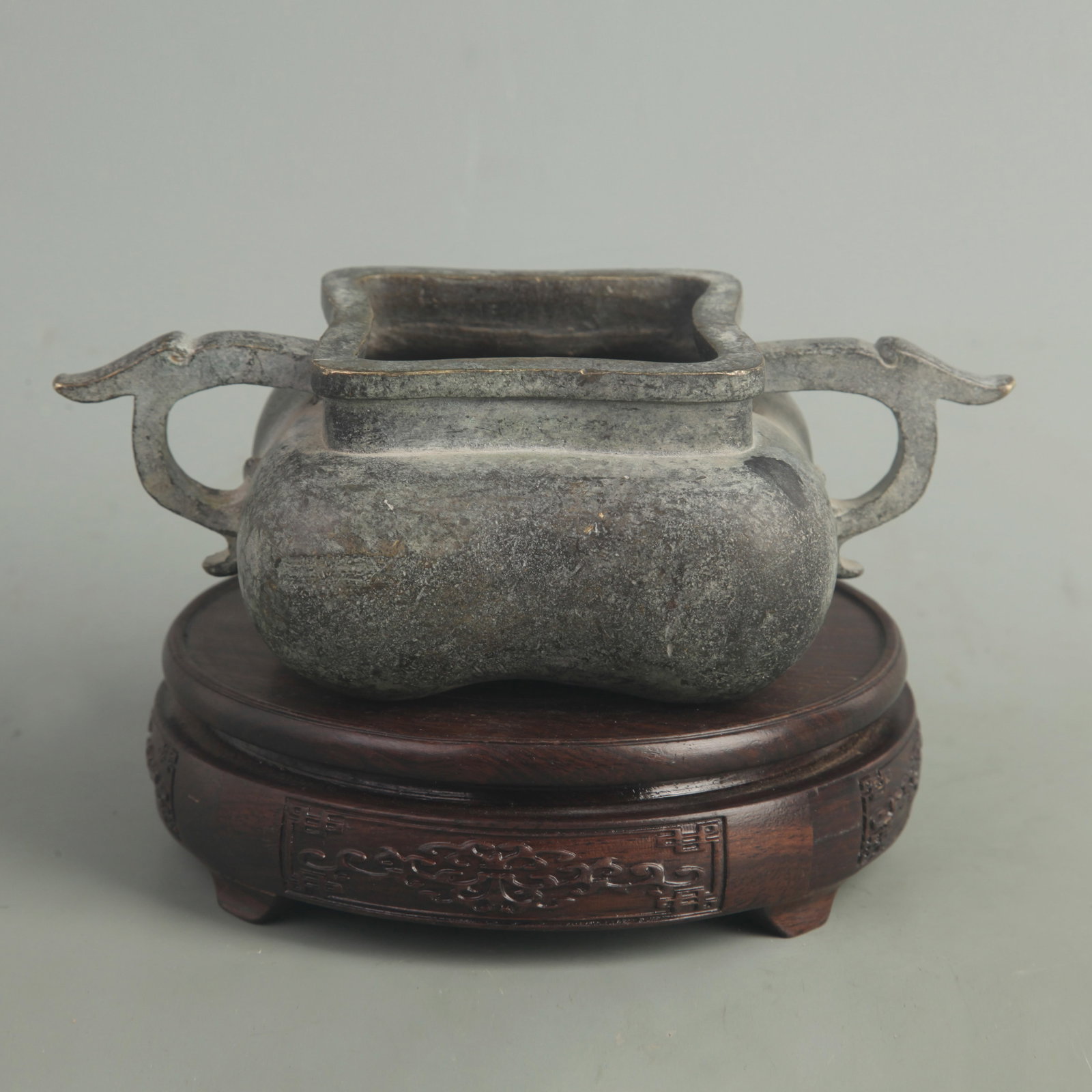 A FINE BRONZE SQUARE INCENSE BURNER: Ming Dynasty Style; High: 2.80 inch; Width: 4.30 inch; Long: 8.00 inch; wooden base for picture and display purpose only.