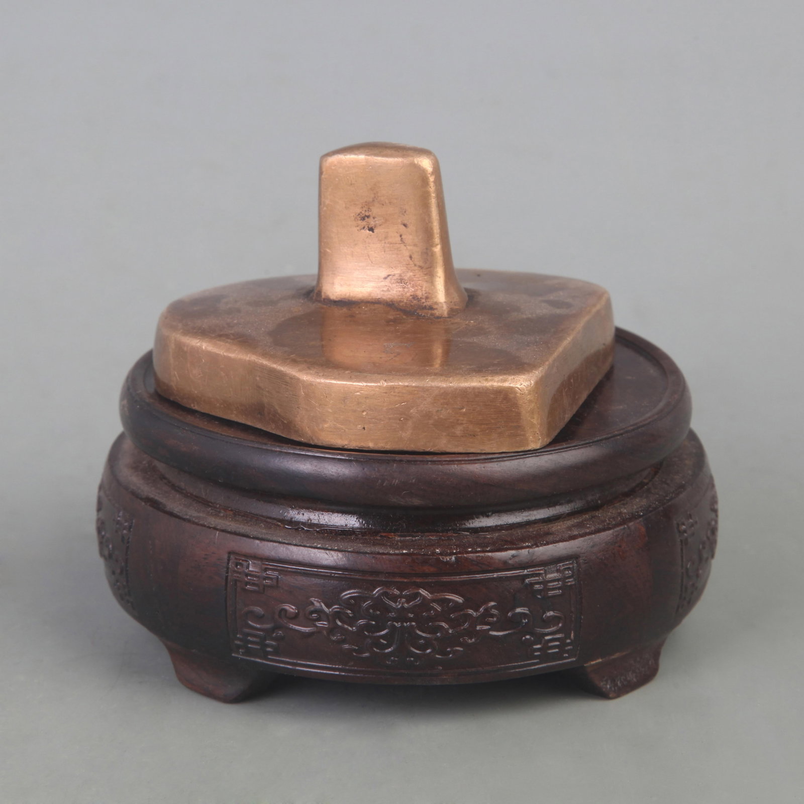 A FINE BRONZE MADE TIBETAN BUDDHISM MOLD: Qing Dynasty; Diameter:3.2 inch; High: 2.3 inch; wooden base for picture and display purpose only.
