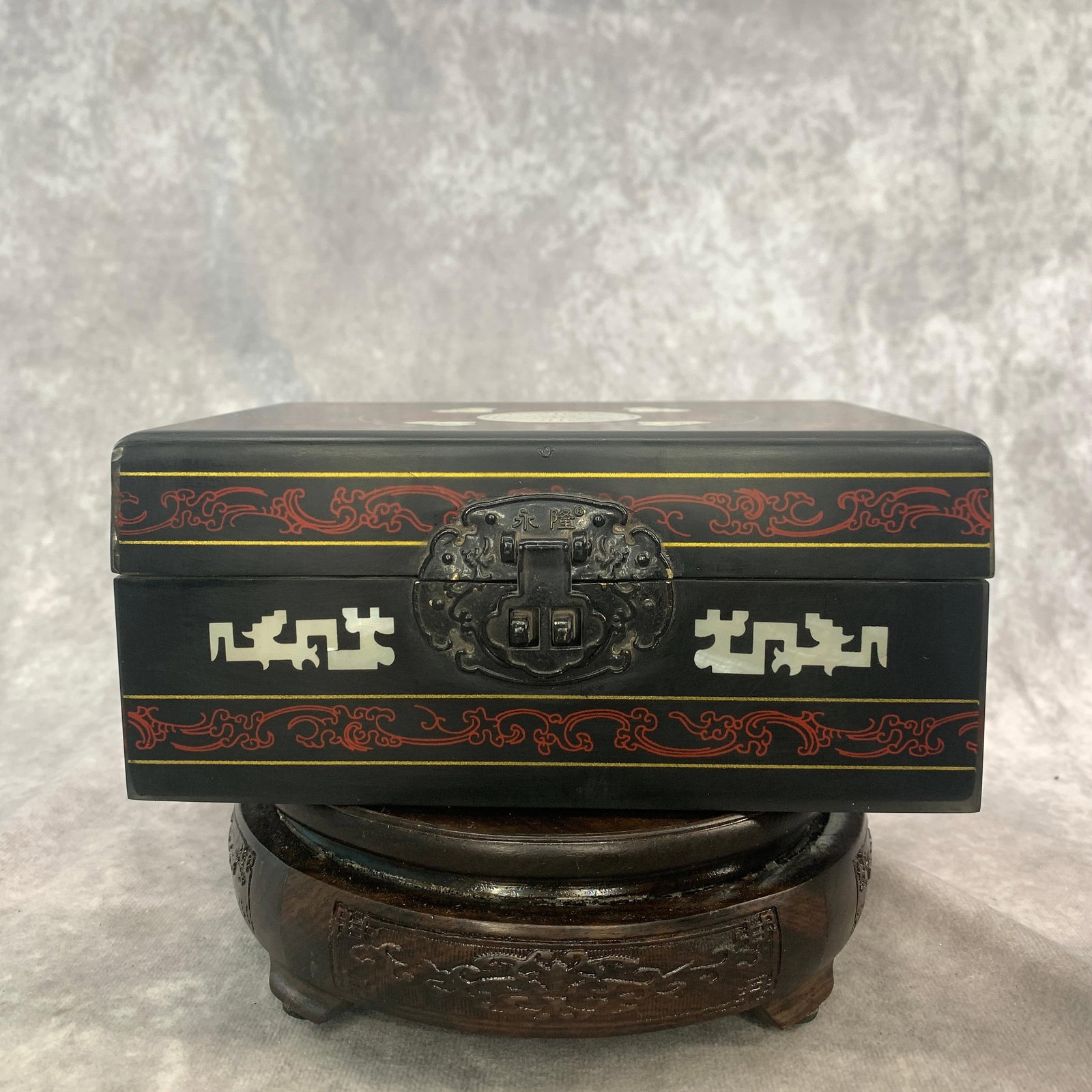 A CHINESE MOTHER-OF-PEARL INLAID BLACK LACQUER 'SHOU AND BATS' RECTANGULAR BOX (1 of 6)
