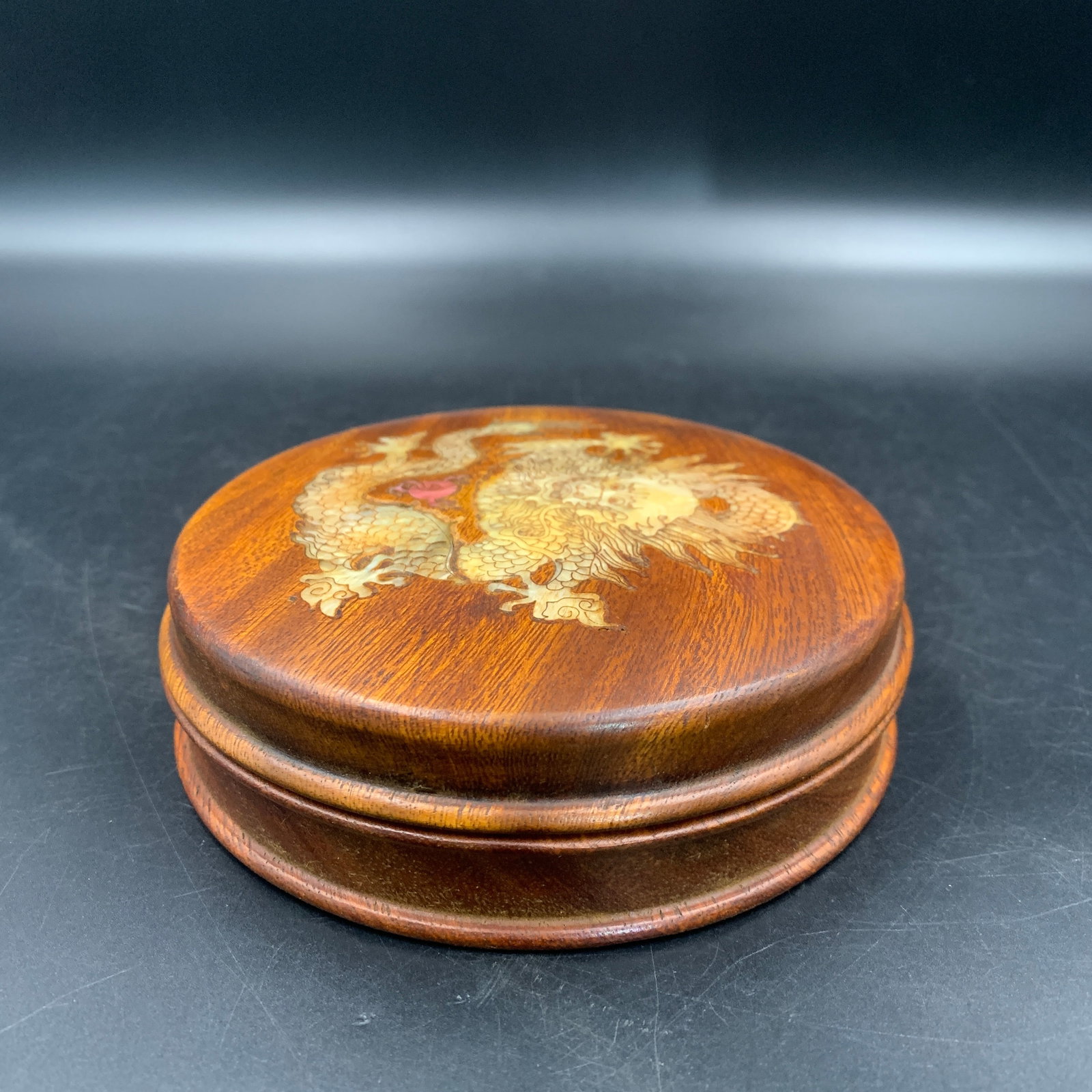 A FINE WOOD INLAY CIRCULAR LIDDED BOX - 2