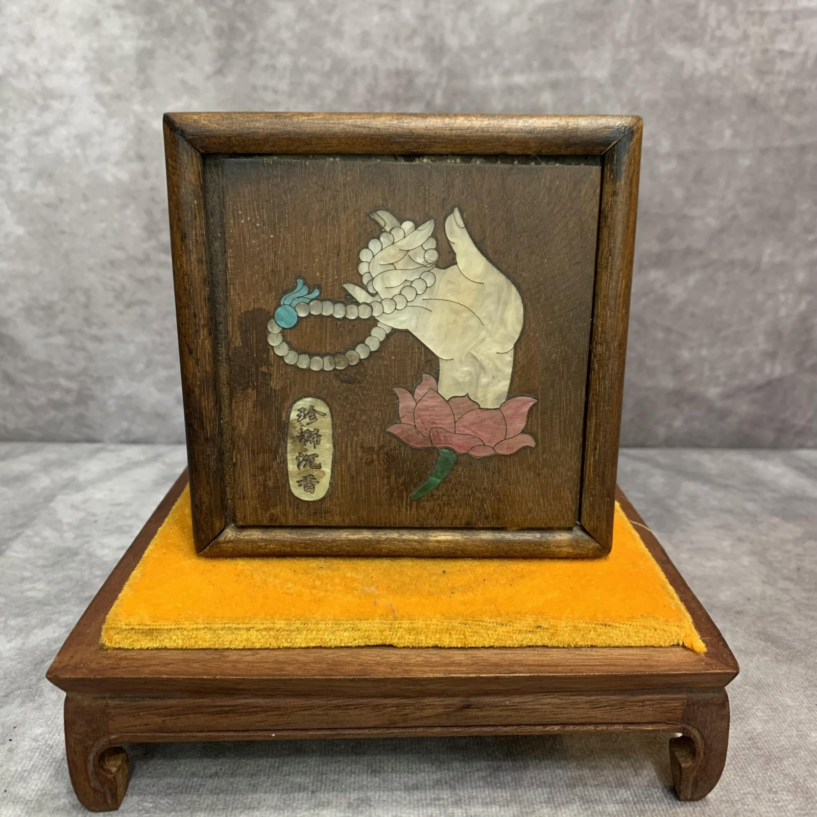 A FINE BOXWOOD MADE SMALL BOX INLAY WITH SHELL: 20th Century; High: 2.2 inch; Width: 4.6 inch; Long: 4.6 inch; wooden base for picture and display purpose only.