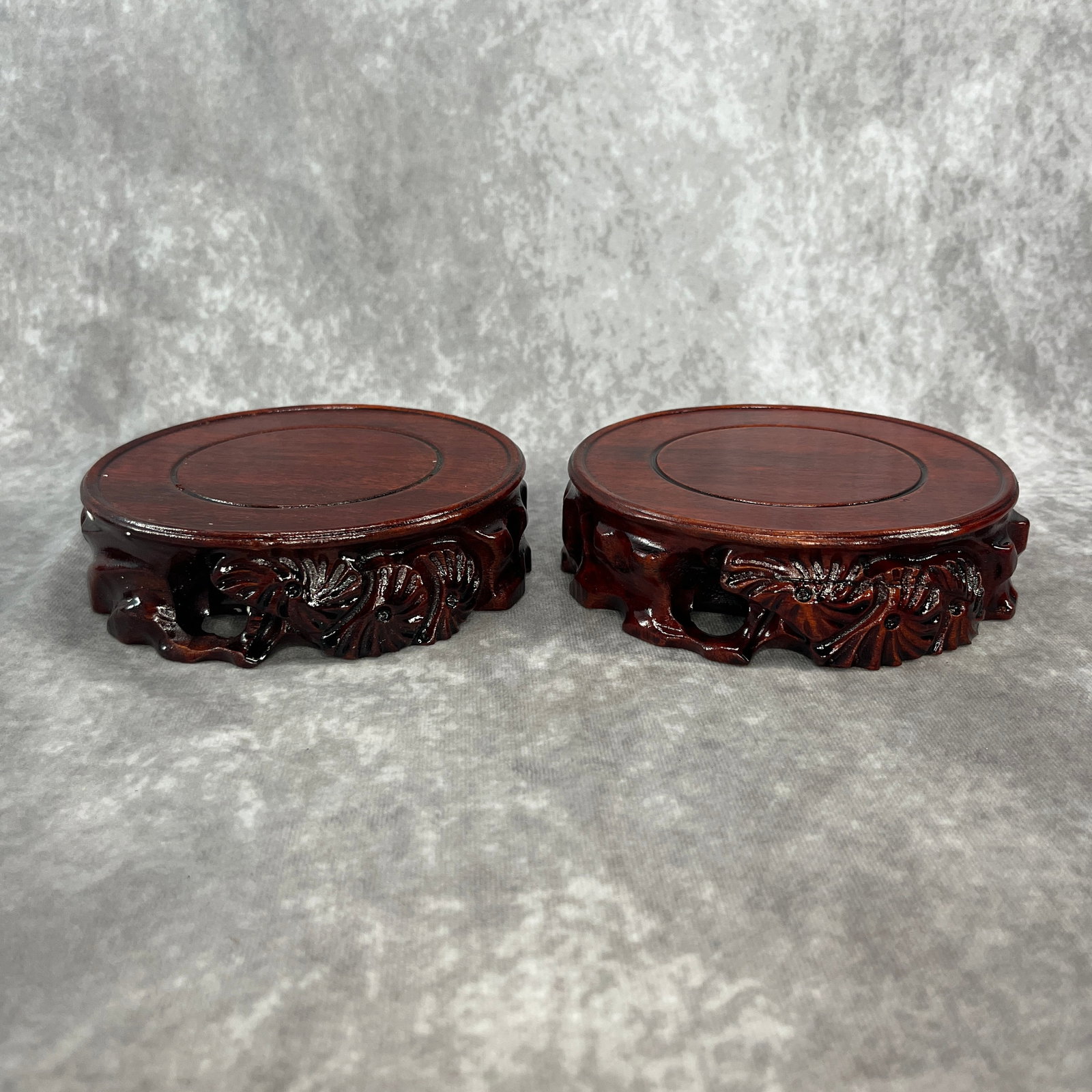 PAIR OF ROSEWOOD DISPLAY STAND: Modern; High: 1.63 inch; Diameter: 6.2 inch;
