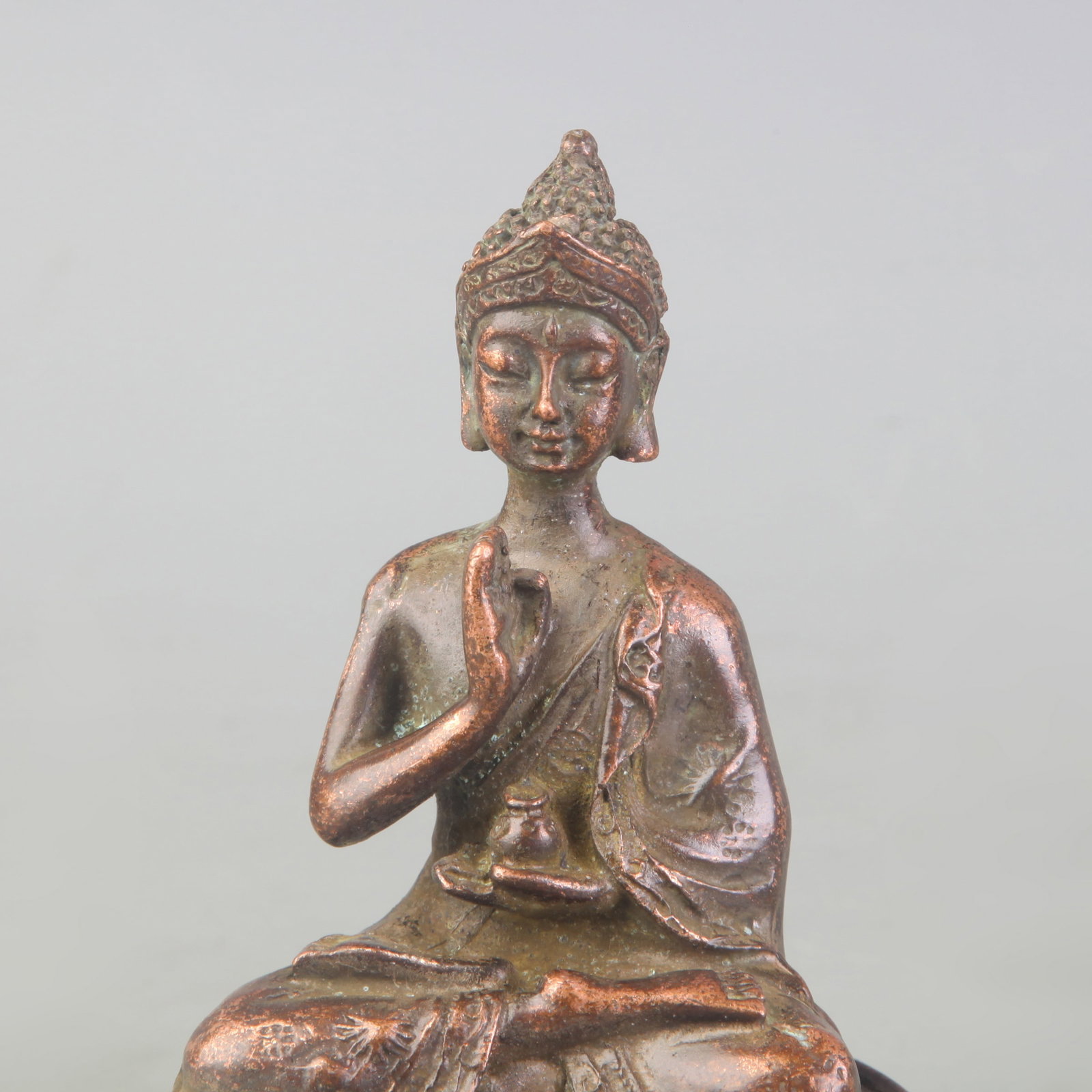 A SMALL BRONZE BUDDHA STATUE - 2