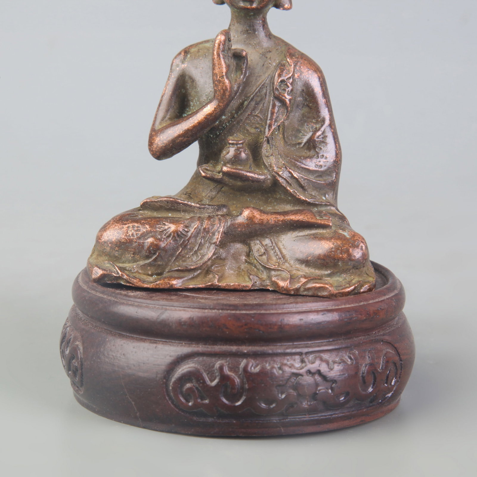 A SMALL BRONZE BUDDHA STATUE - 3