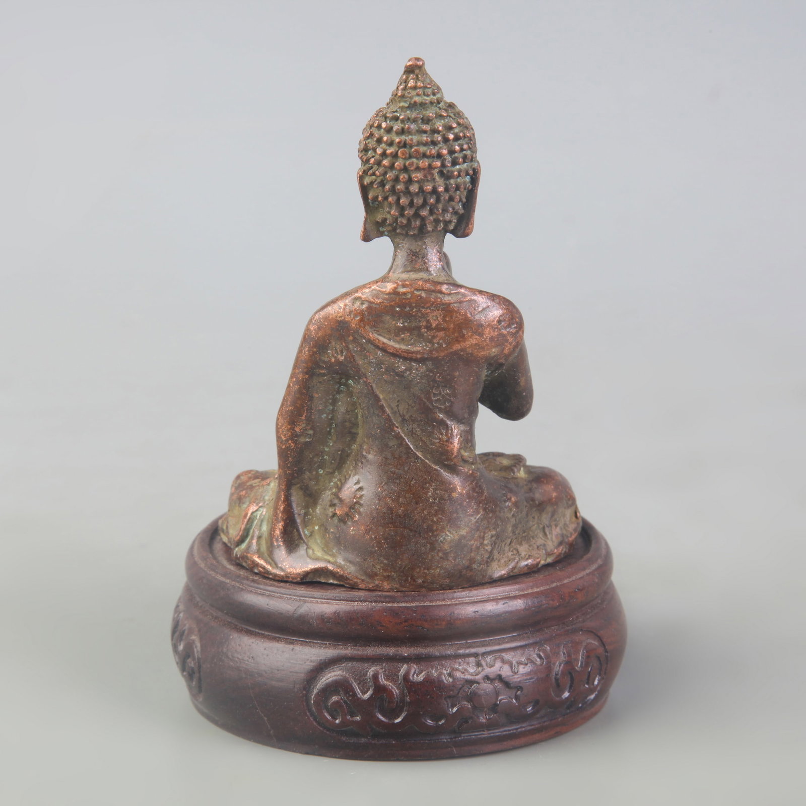 A SMALL BRONZE BUDDHA STATUE - 4