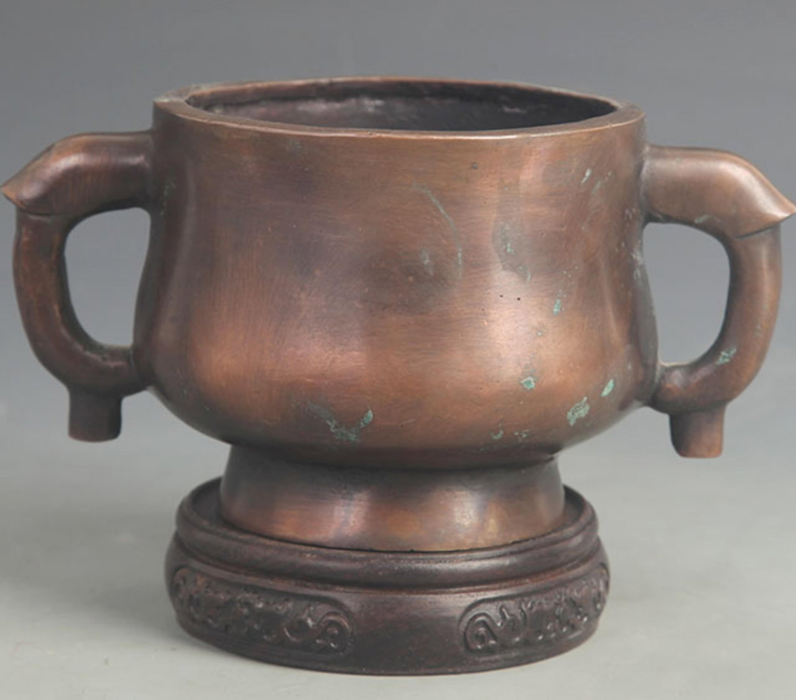 A FINE ELEPHANT EAR PATTERN BRONZE INCENSE BURNER: 19th Century; High: 4.00 inch; Diameter: 4.50 inch; wooden base for picture and display purpose only.