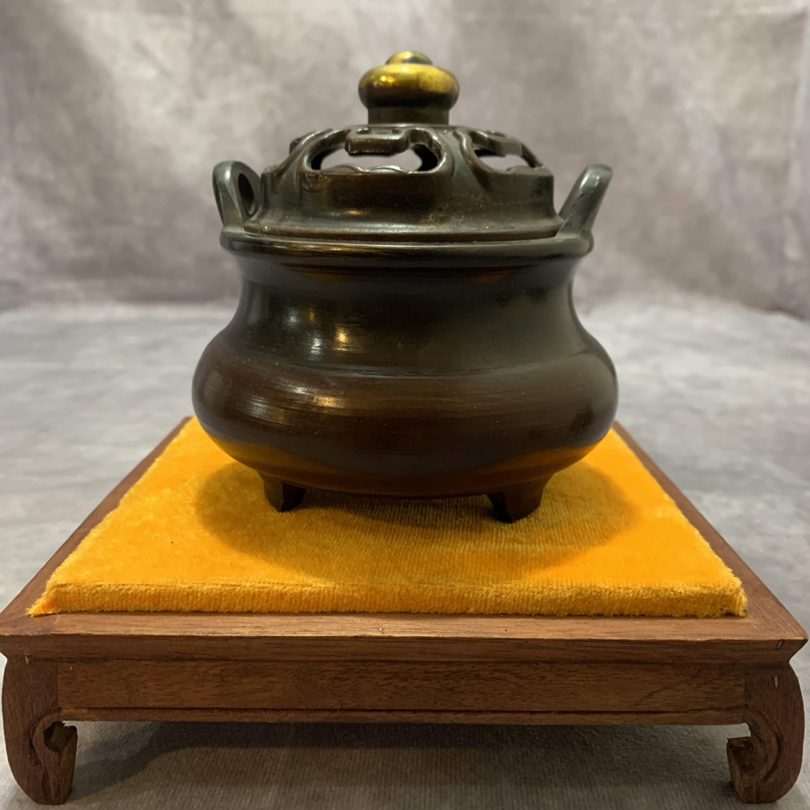 A FINE SMALL ROUND BRONZE INCENSE BURNER: Qing Dynasty; Long: 4.3 inch; Width: 4.3 inch; High: 4.6 inch; wooden base for picture and display purpose only.