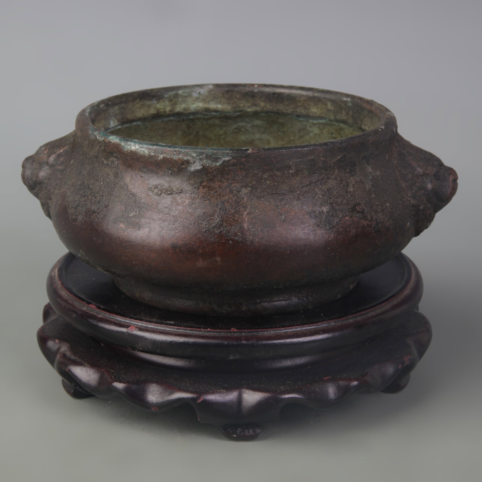 A CIRCULAR CENSER WITH ANIMAL-HEAD HANDLES: 20th Century; Width: 5.5 inch; High: 2.1 inch; wooden base for picture and display purpose only.