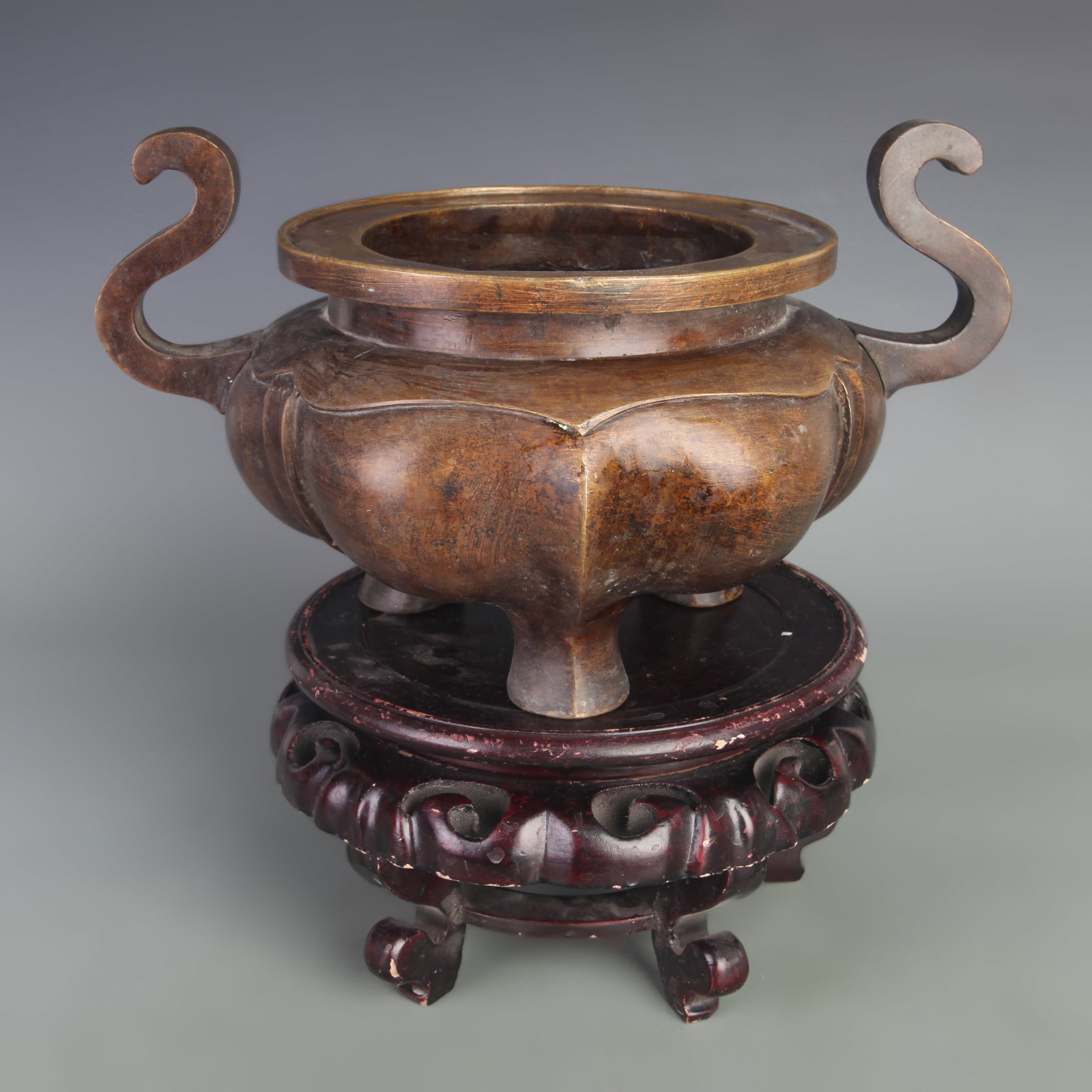 A LARGE DOUBLE-HANDLED TRIPOD INCENSE BURNER - 3