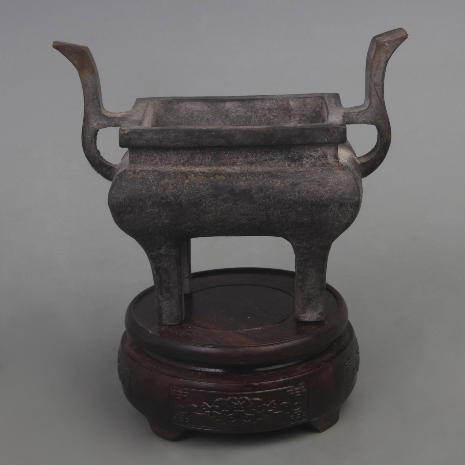 A FINE XUAN DE STYLE HIGH HANDLE SQUARE BRONZE CENSER: Ming Dynasty Style; Long: 6.3 inch; Width: 3.5 inch; High: 5.2 inch; wooden base for picture and display purpose only.