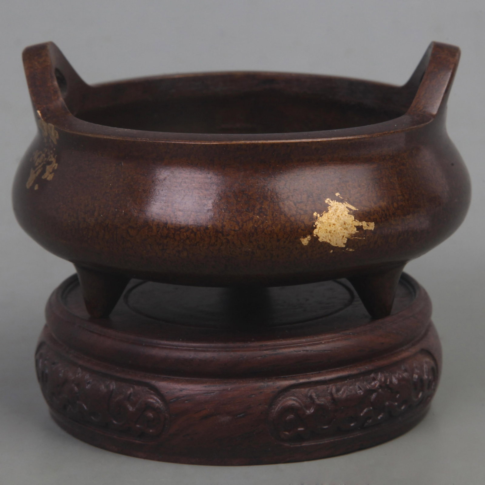 A FINE XUAN DE STYLE THREE FOOT BRONZE CENSER: Ming Dynasty Style; Diameter: 4.1 inch; High: 2.3 inch; wooden base for picture and display purpose only.