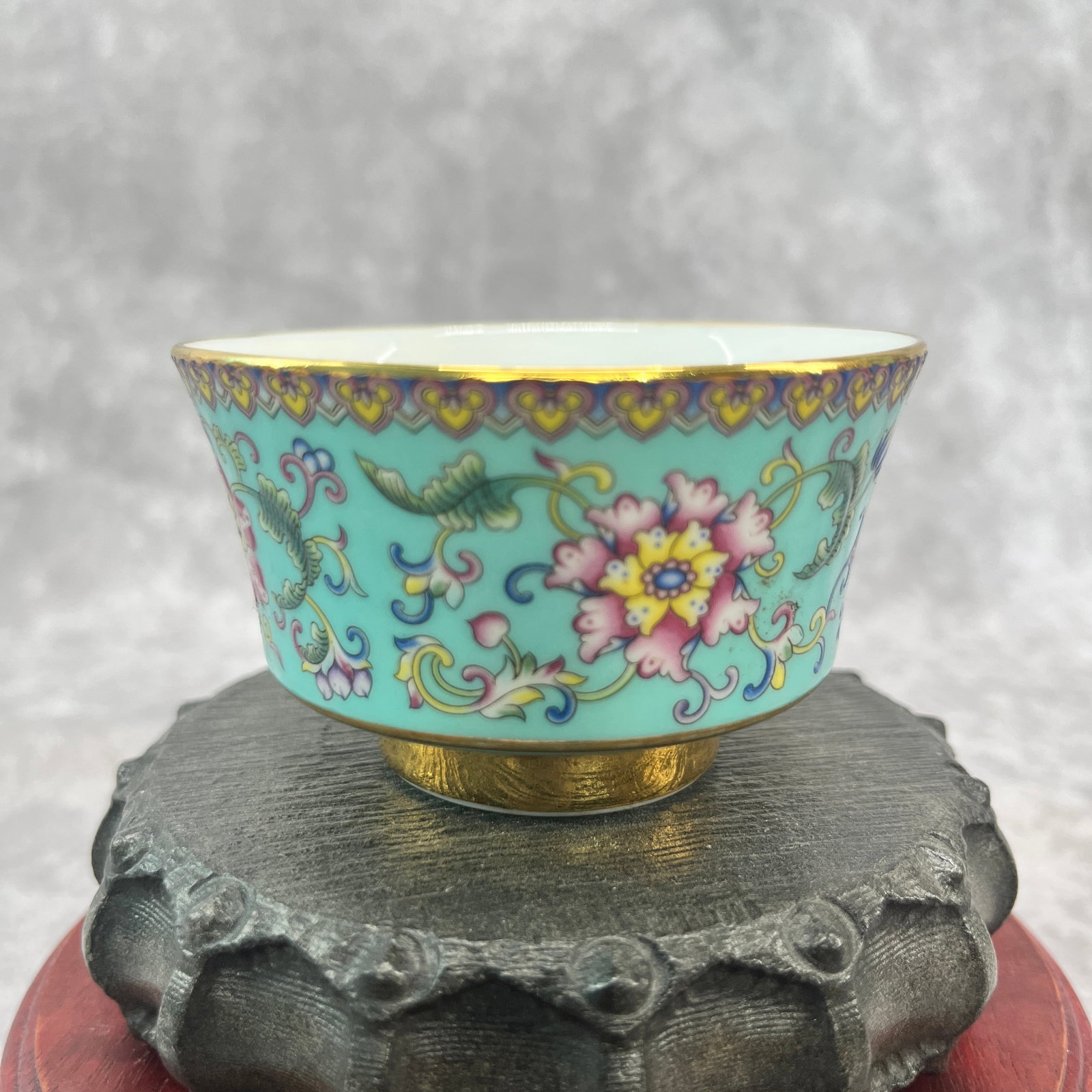 TURQUOISE-GROUND FAMILLE-ROSE AND GILT-RIMMED PORCELAIN CUP: Republic Period; High: 1.9 inch; Diameter: 3.22 inch; wooden base for picture and display purpose only.