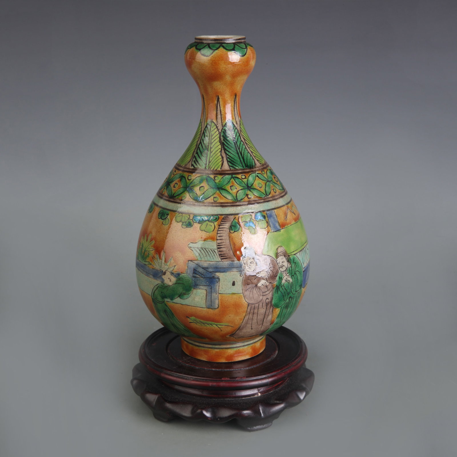 YELLOW GLAZE GREEN DECORATED FIGURE PATTERN GARLIC-HEAD VASE: Ming Dynasty Style Wan Li Period; Diameter: 2.4 inch; High: 8.5 inch ; wooden base for picture and display purpose only.