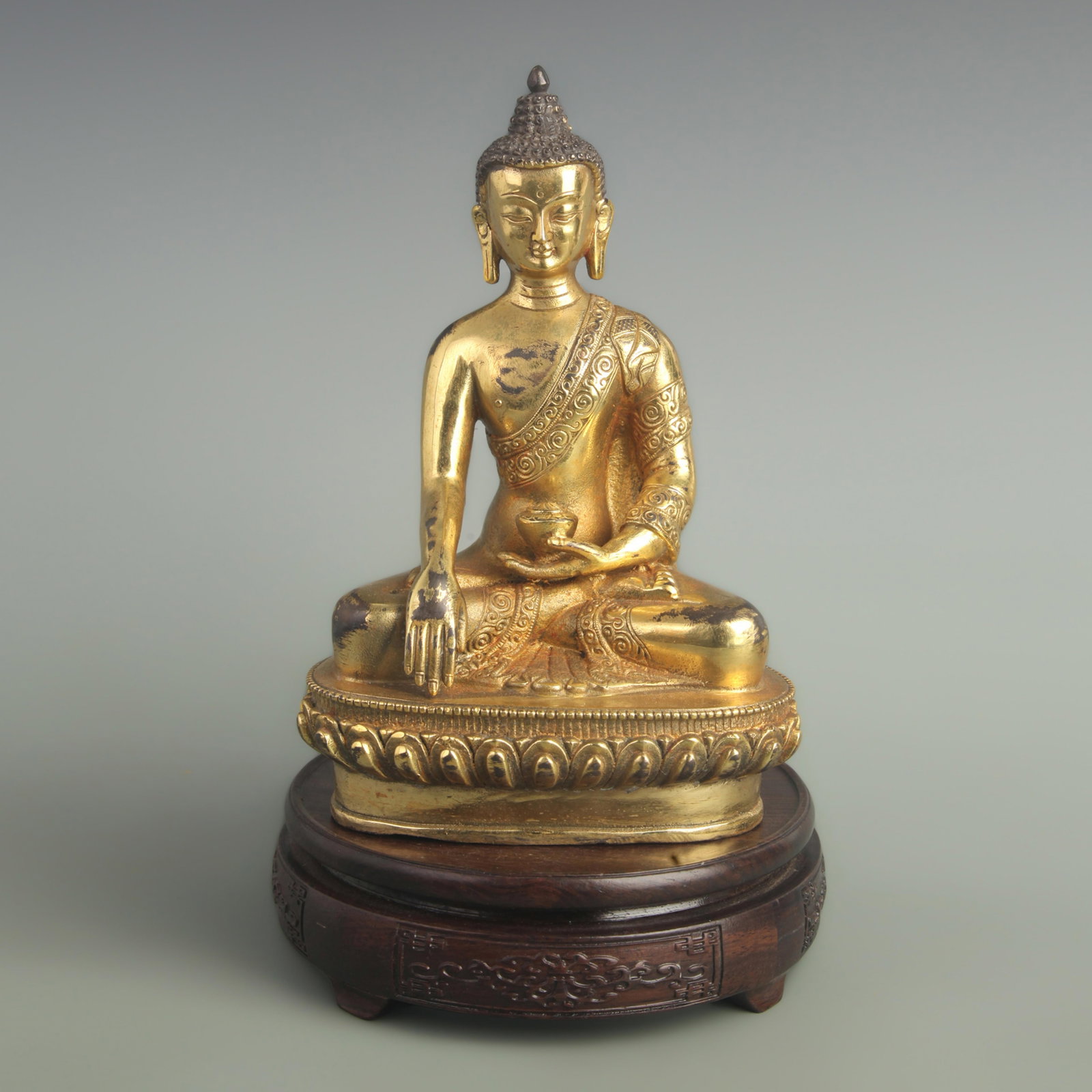 A FINE GILDED BRONZE GUANGDE BUDDHA STATUE: 20th Century; High: 8.80 inch; Width: 2.90 inch; Long: 4.90 inch; wooden base for picture and display purpose only.