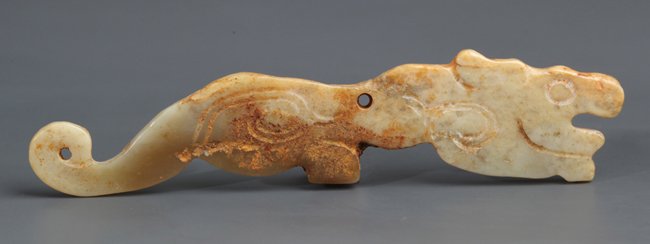 A OLD WHITE JADE DRAGON SHAPE PLAQUE: The Western Zhou Dynasty, L:3.1 in